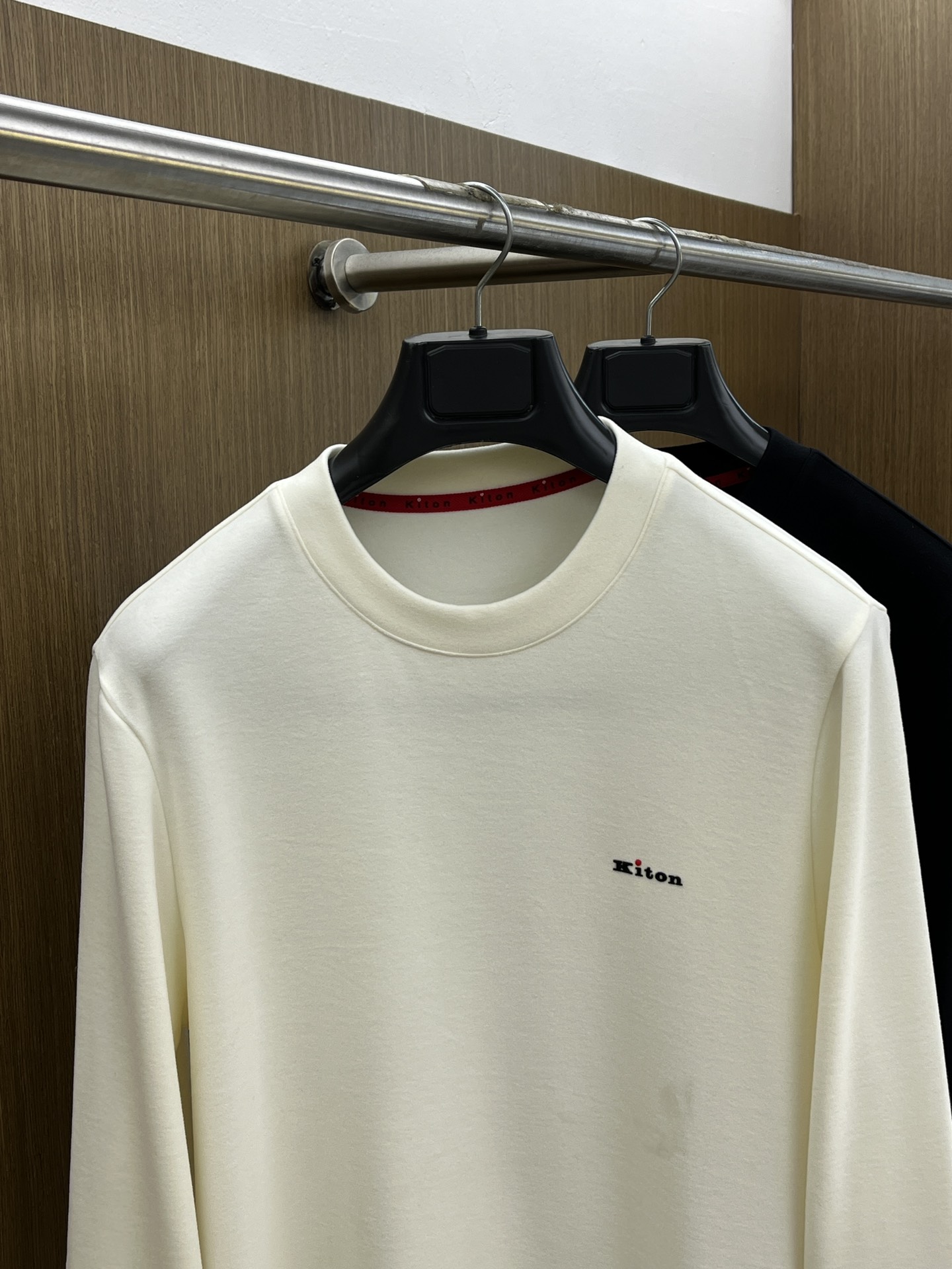 秋冬 kiton 🔥秋冬Kiton打底衫 面料选用暖姜天丝德绒 面料细腻柔软上身舒适 简约时尚 适配商务