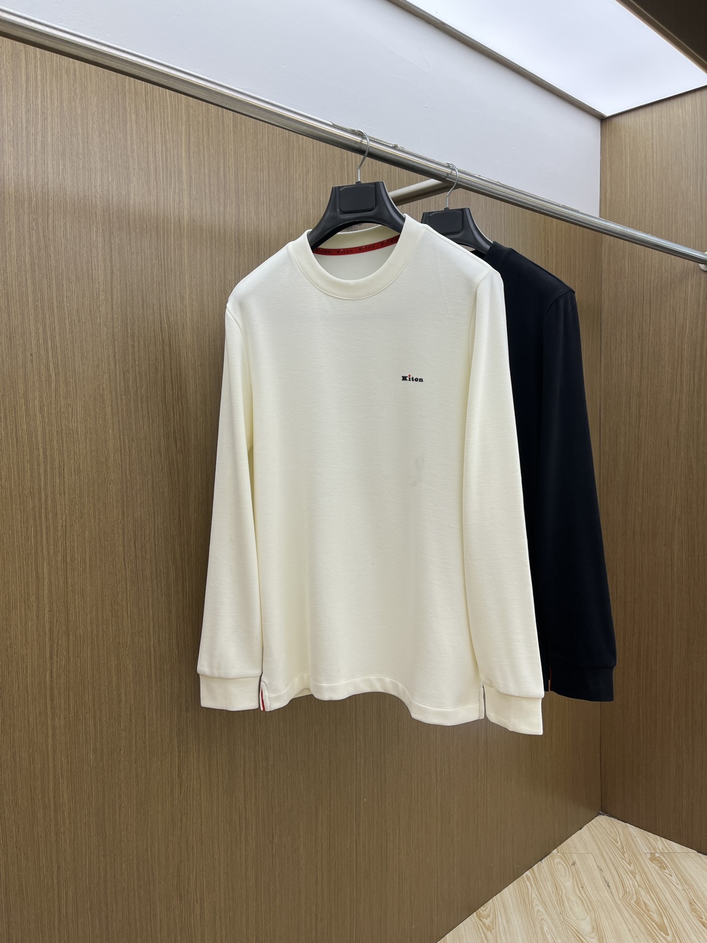 秋冬 kiton 🔥秋冬Kiton打底衫 面料选用暖姜天丝德绒 面料细腻柔软上身舒适 简约时尚 适配商务