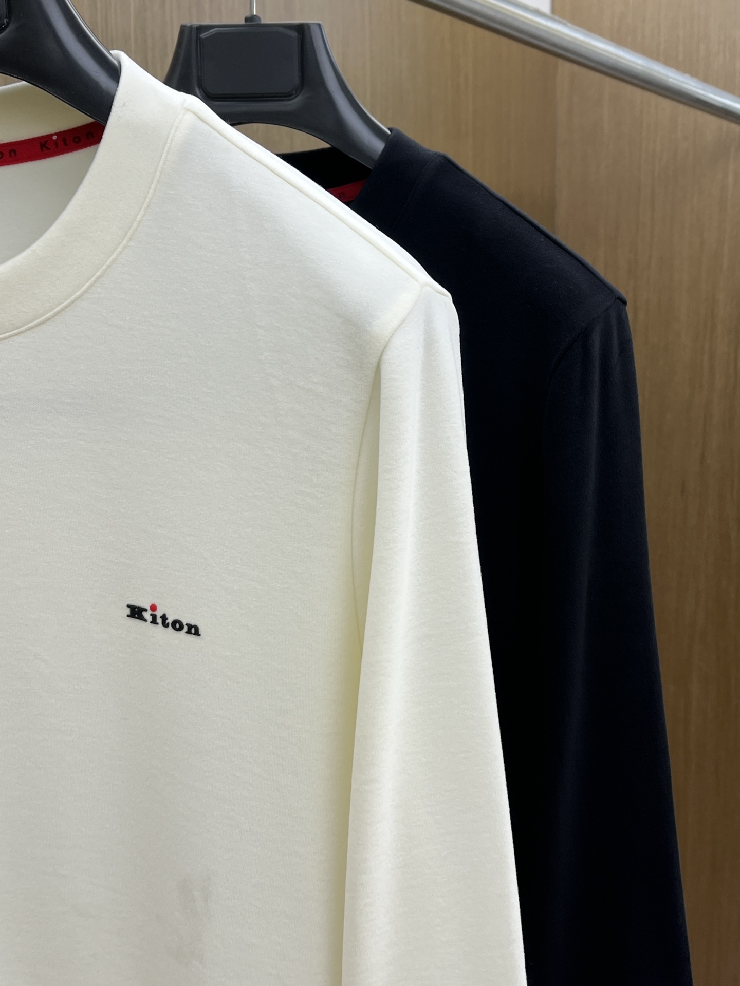 秋冬 kiton 🔥秋冬Kiton打底衫 面料选用暖姜天丝德绒 面料细腻柔软上身舒适 简约时尚 适配商务