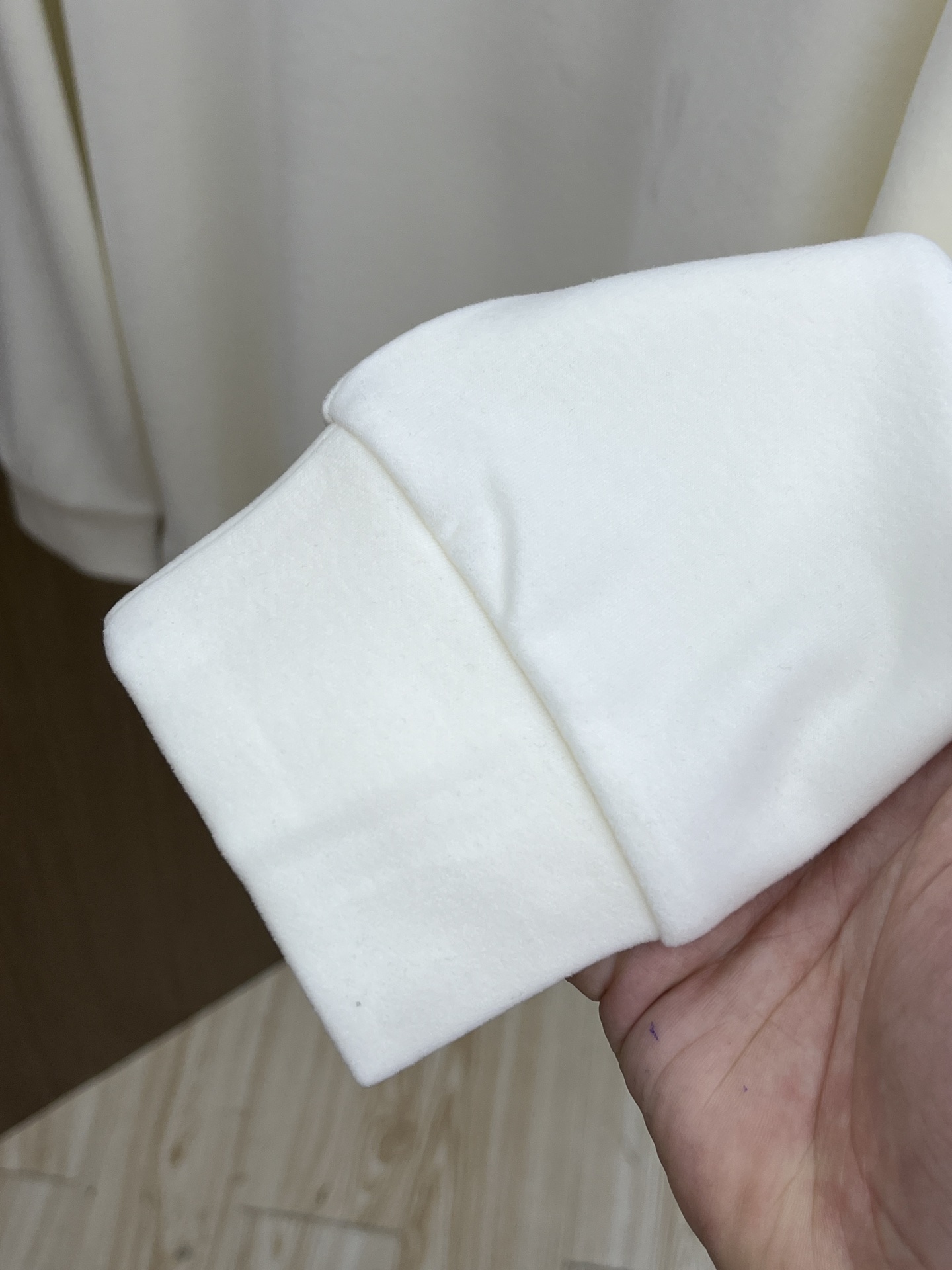 秋冬 kiton 🔥秋冬Kiton打底衫 面料选用暖姜天丝德绒 面料细腻柔软上身舒适 简约时尚 适配商务