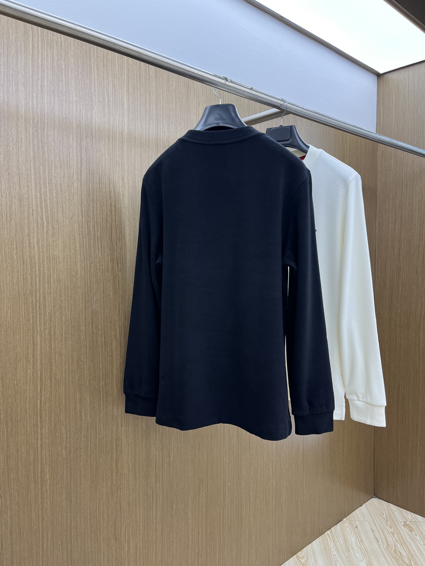 秋冬 kiton 🔥秋冬Kiton打底衫 面料选用暖姜天丝德绒 面料细腻柔软上身舒适 简约时尚 适配商务