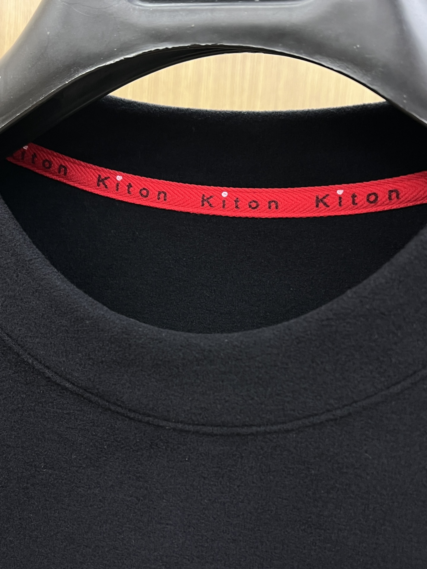 秋冬 kiton 🔥秋冬Kiton打底衫 面料选用暖姜天丝德绒 面料细腻柔软上身舒适 简约时尚 适配商务