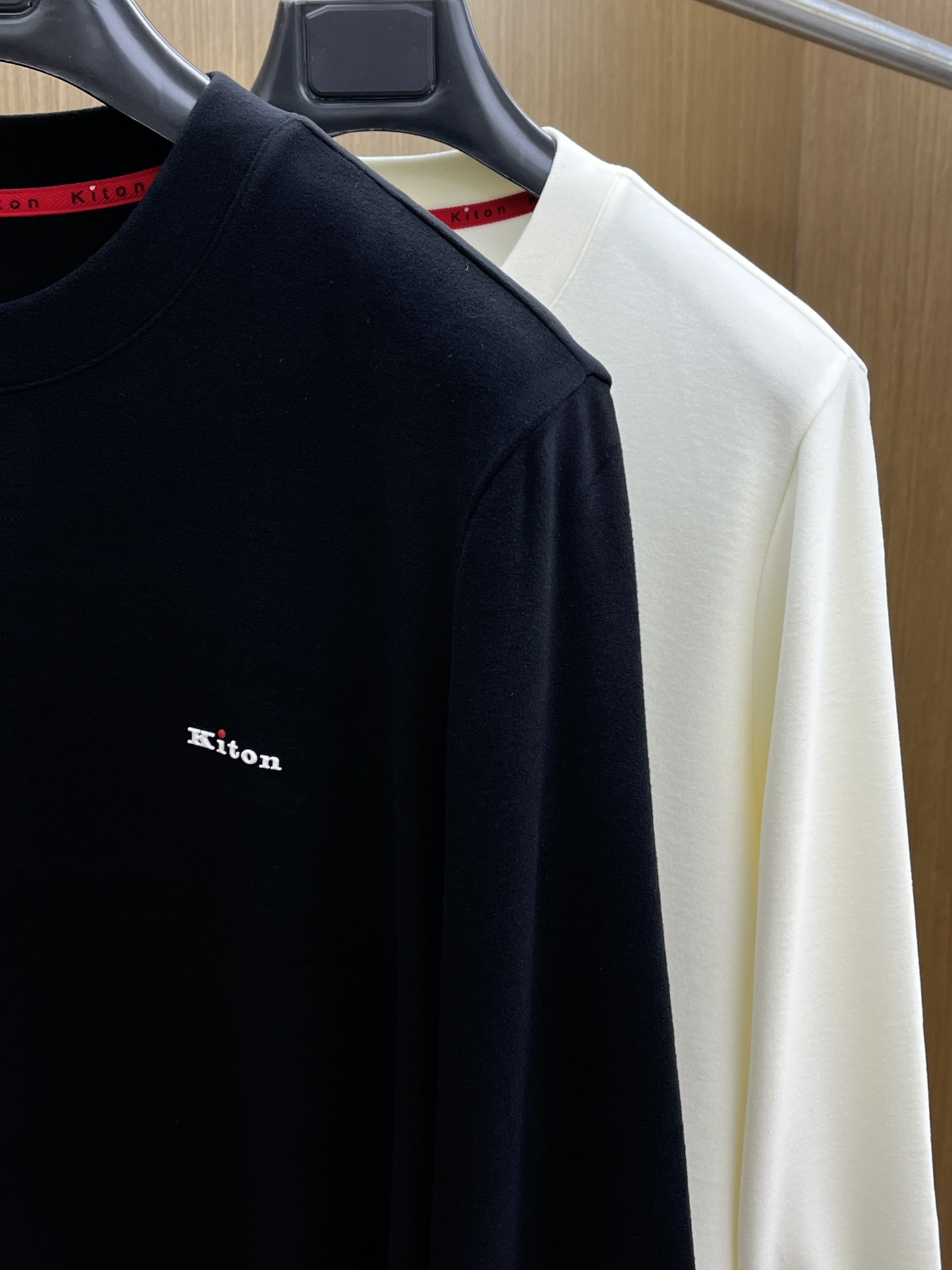 秋冬 kiton 🔥秋冬Kiton打底衫 面料选用暖姜天丝德绒 面料细腻柔软上身舒适 简约时尚 适配商务