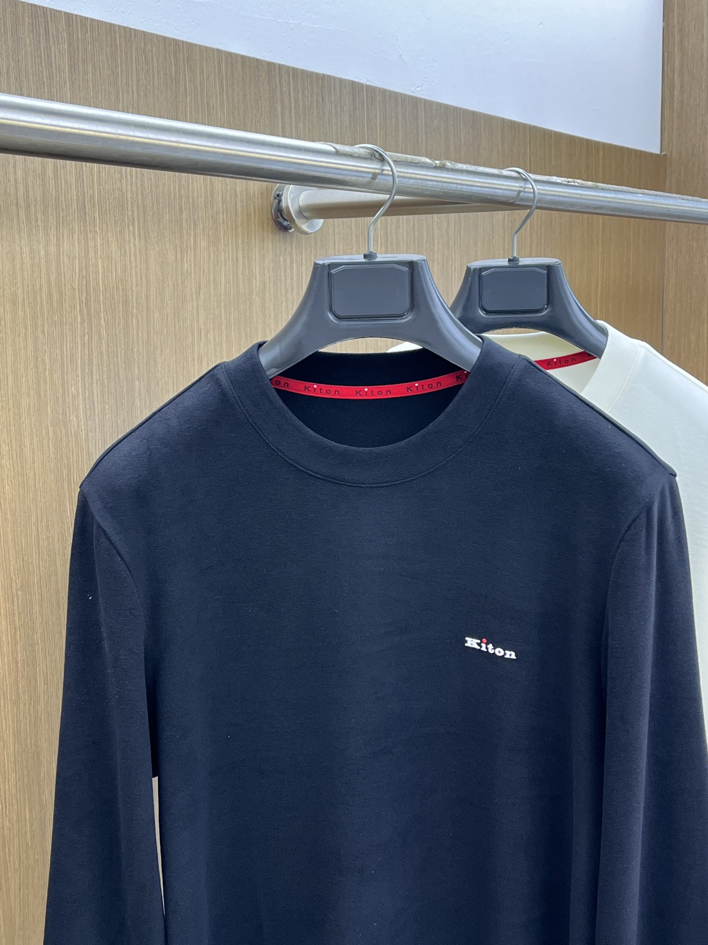 秋冬 kiton 🔥秋冬Kiton打底衫 面料选用暖姜天丝德绒 面料细腻柔软上身舒适 简约时尚 适配商务