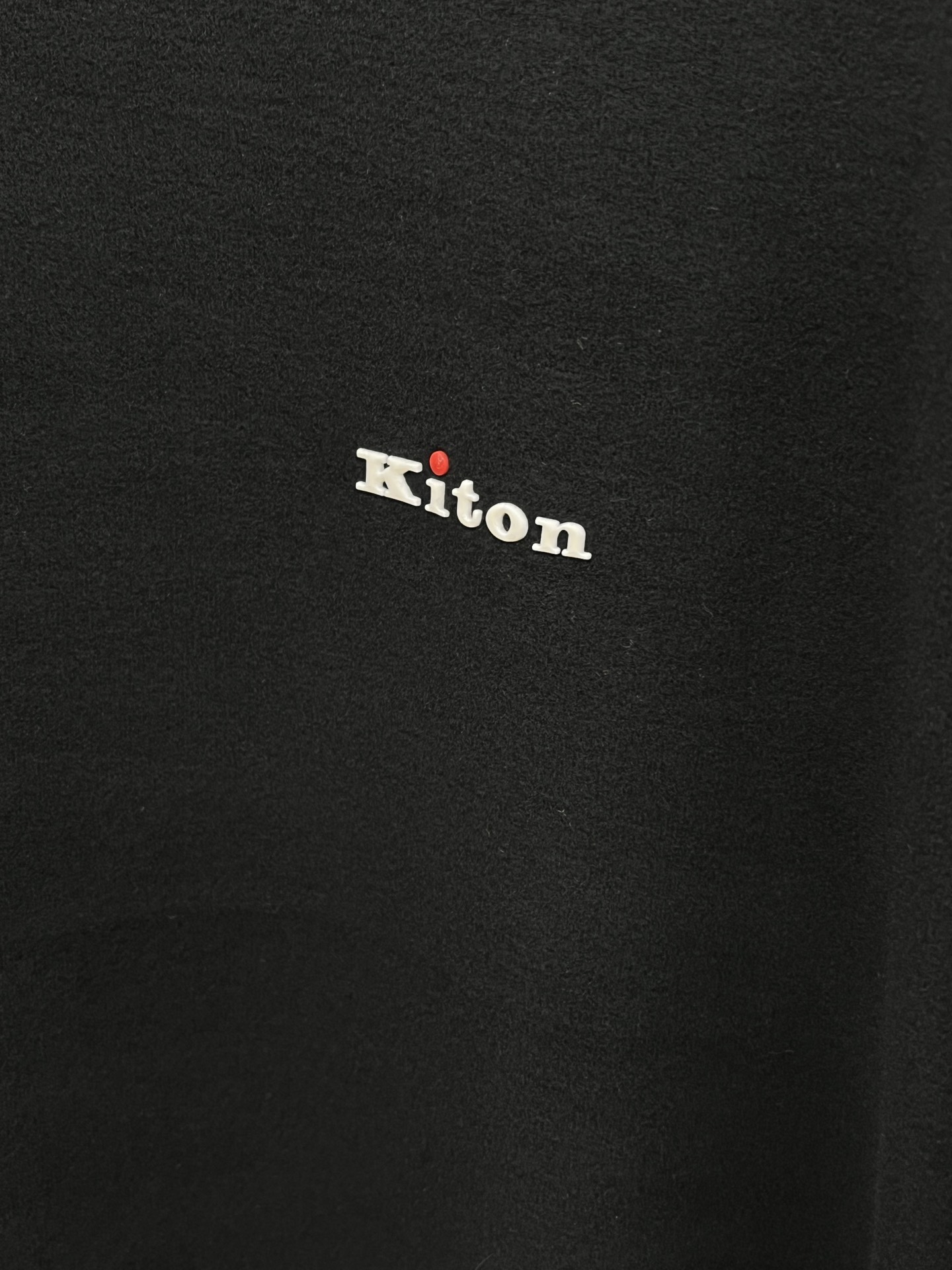 秋冬 kiton 🔥秋冬Kiton打底衫 面料选用暖姜天丝德绒 面料细腻柔软上身舒适 简约时尚 适配商务