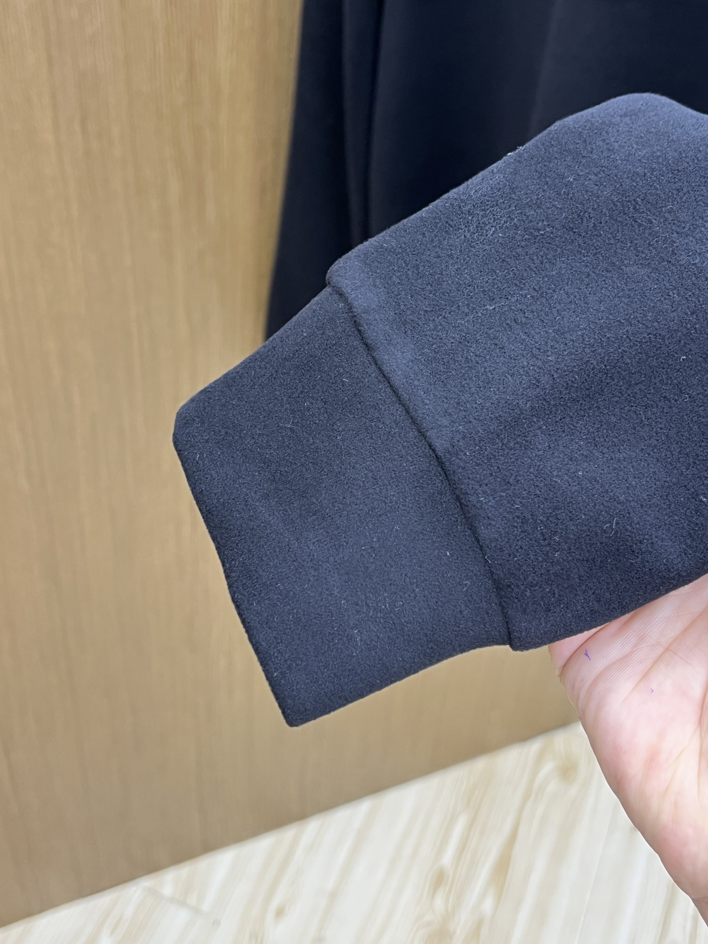 秋冬 kiton 🔥秋冬Kiton打底衫 面料选用暖姜天丝德绒 面料细腻柔软上身舒适 简约时尚 适配商务