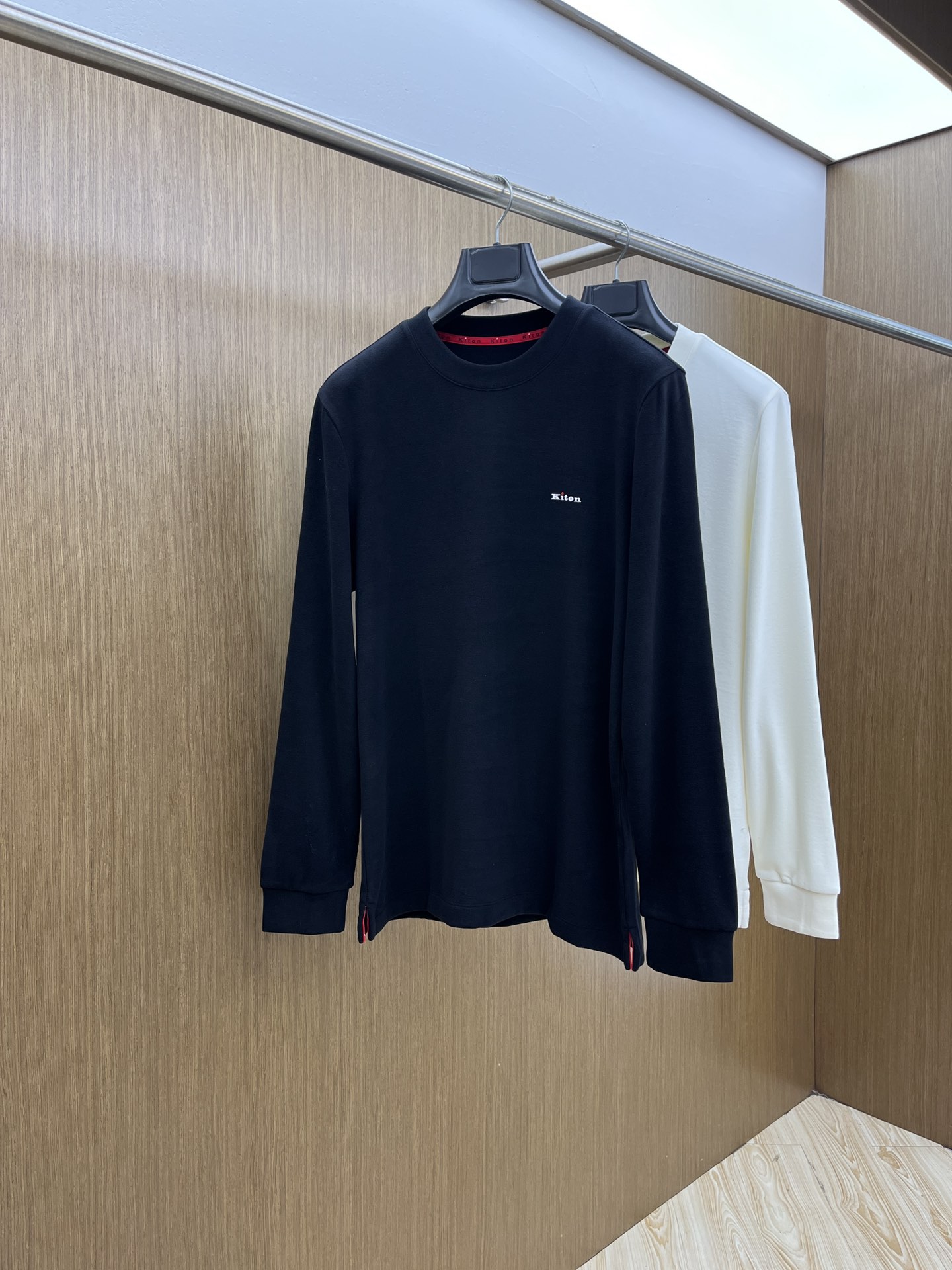 秋冬 kiton 🔥秋冬Kiton打底衫 面料选用暖姜天丝德绒 面料细腻柔软上身舒适 简约时尚 适配商务