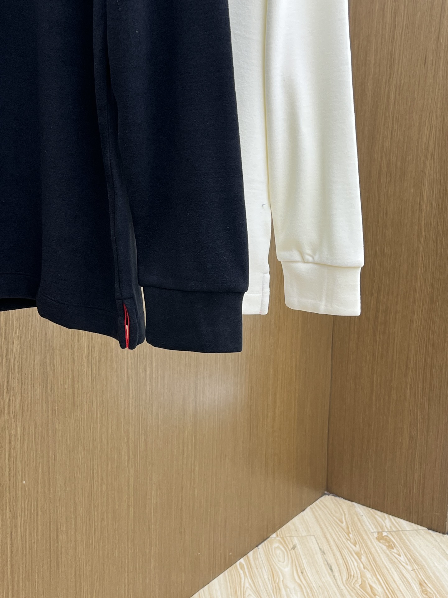 秋冬 kiton 🔥秋冬Kiton打底衫 面料选用暖姜天丝德绒 面料细腻柔软上身舒适 简约时尚 适配商务