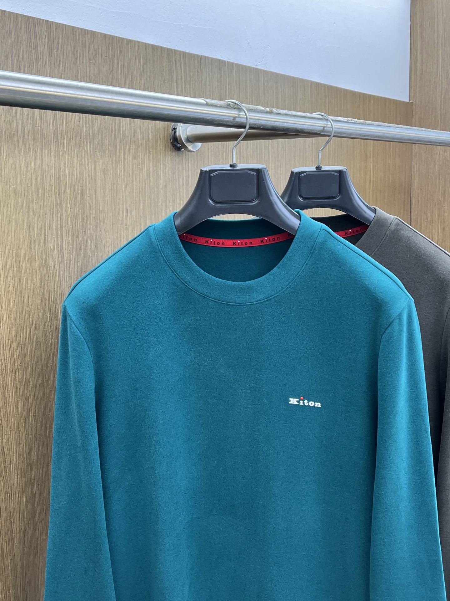 秋冬 kiton 🔥秋冬Kiton打底衫 面料选用暖姜天丝德绒 面料细腻柔软上身舒适 简约时尚 适配商务