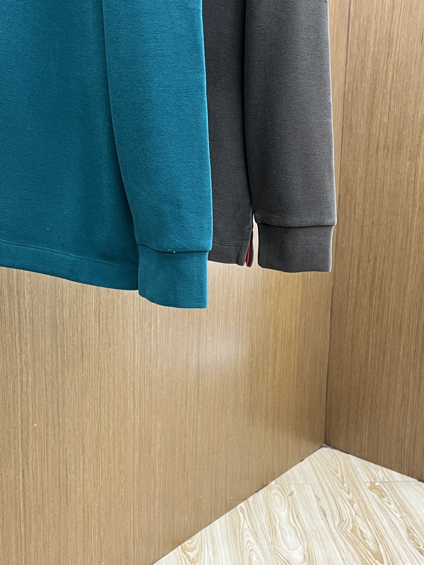秋冬 kiton 🔥秋冬Kiton打底衫 面料选用暖姜天丝德绒 面料细腻柔软上身舒适 简约时尚 适配商务