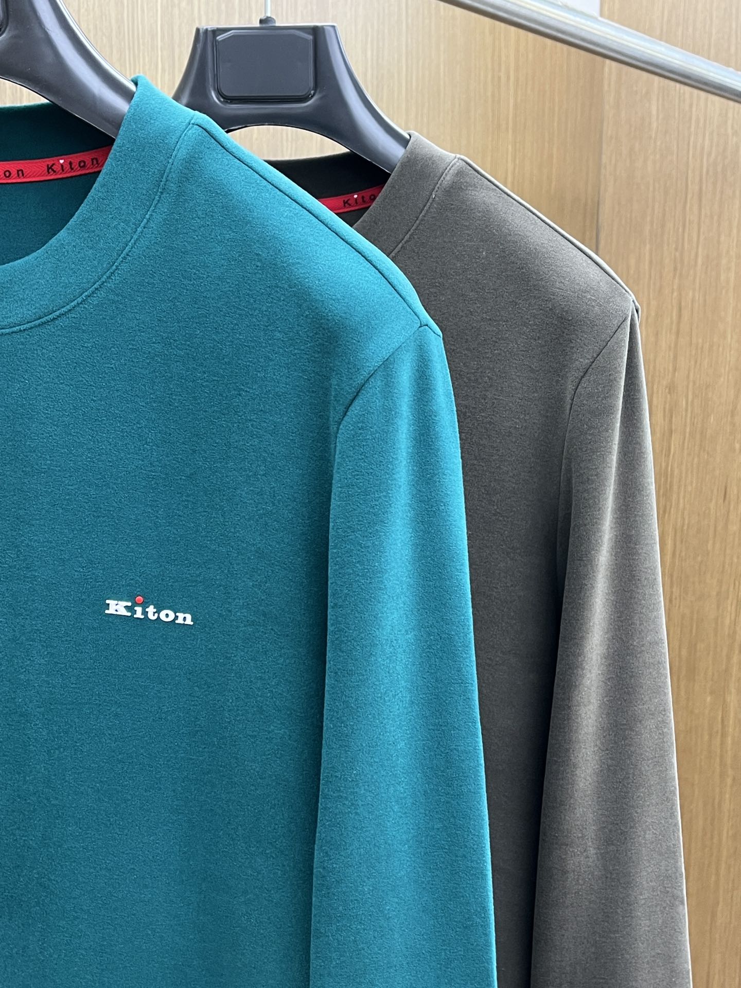 秋冬 kiton 🔥秋冬Kiton打底衫 面料选用暖姜天丝德绒 面料细腻柔软上身舒适 简约时尚 适配商务