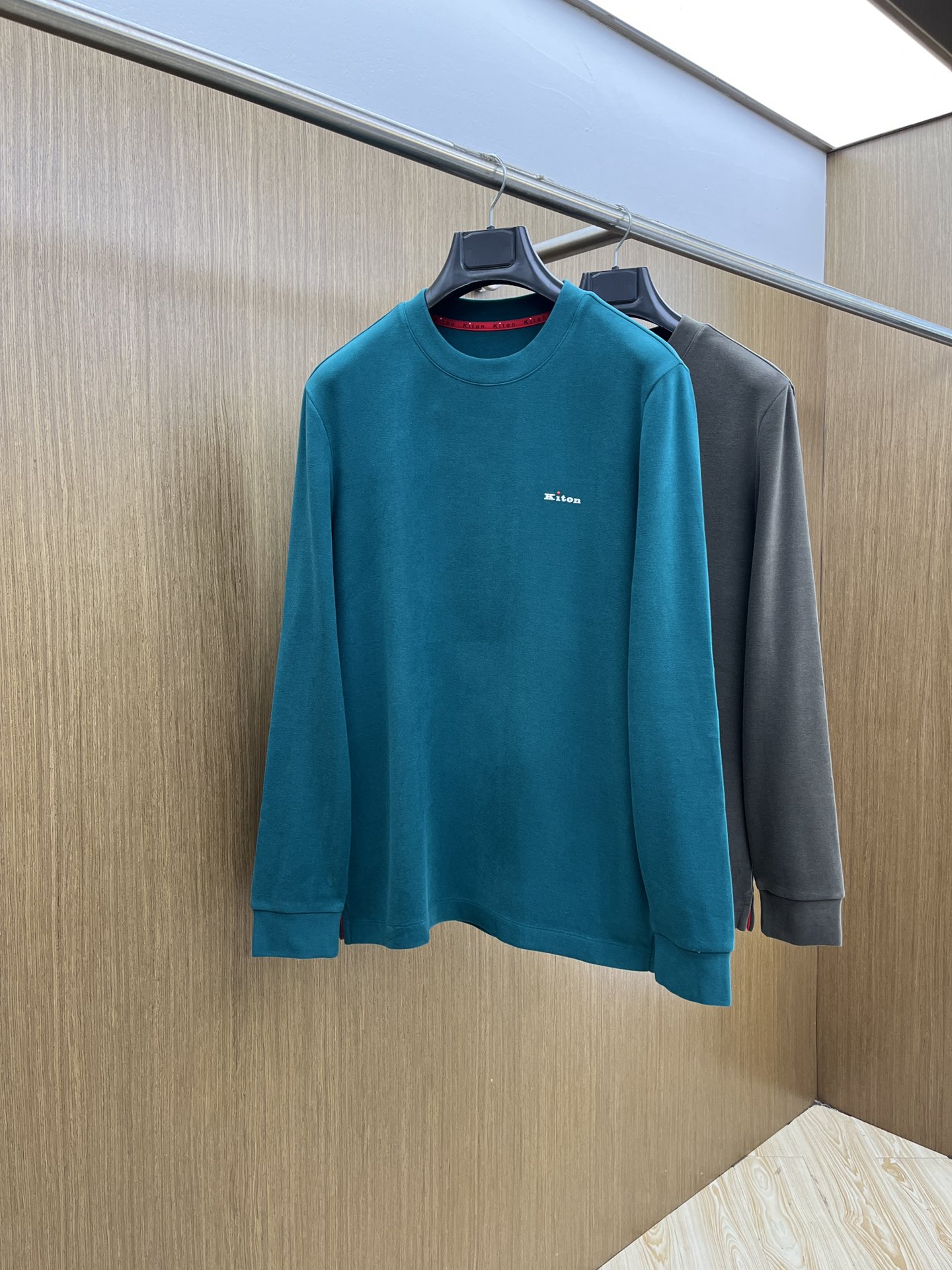 秋冬 kiton 🔥秋冬Kiton打底衫 面料选用暖姜天丝德绒 面料细腻柔软上身舒适 简约时尚 适配商务