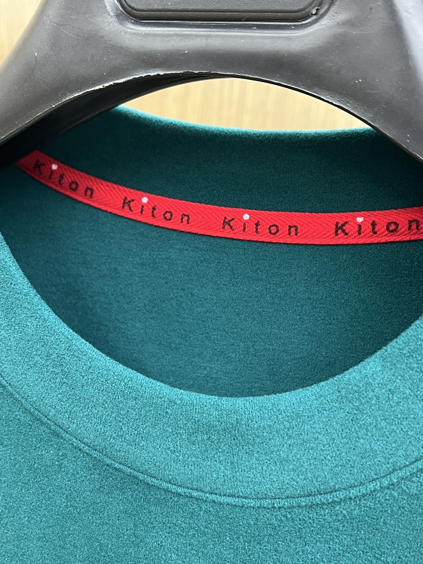 秋冬 kiton 🔥秋冬Kiton打底衫 面料选用暖姜天丝德绒 面料细腻柔软上身舒适 简约时尚 适配商务