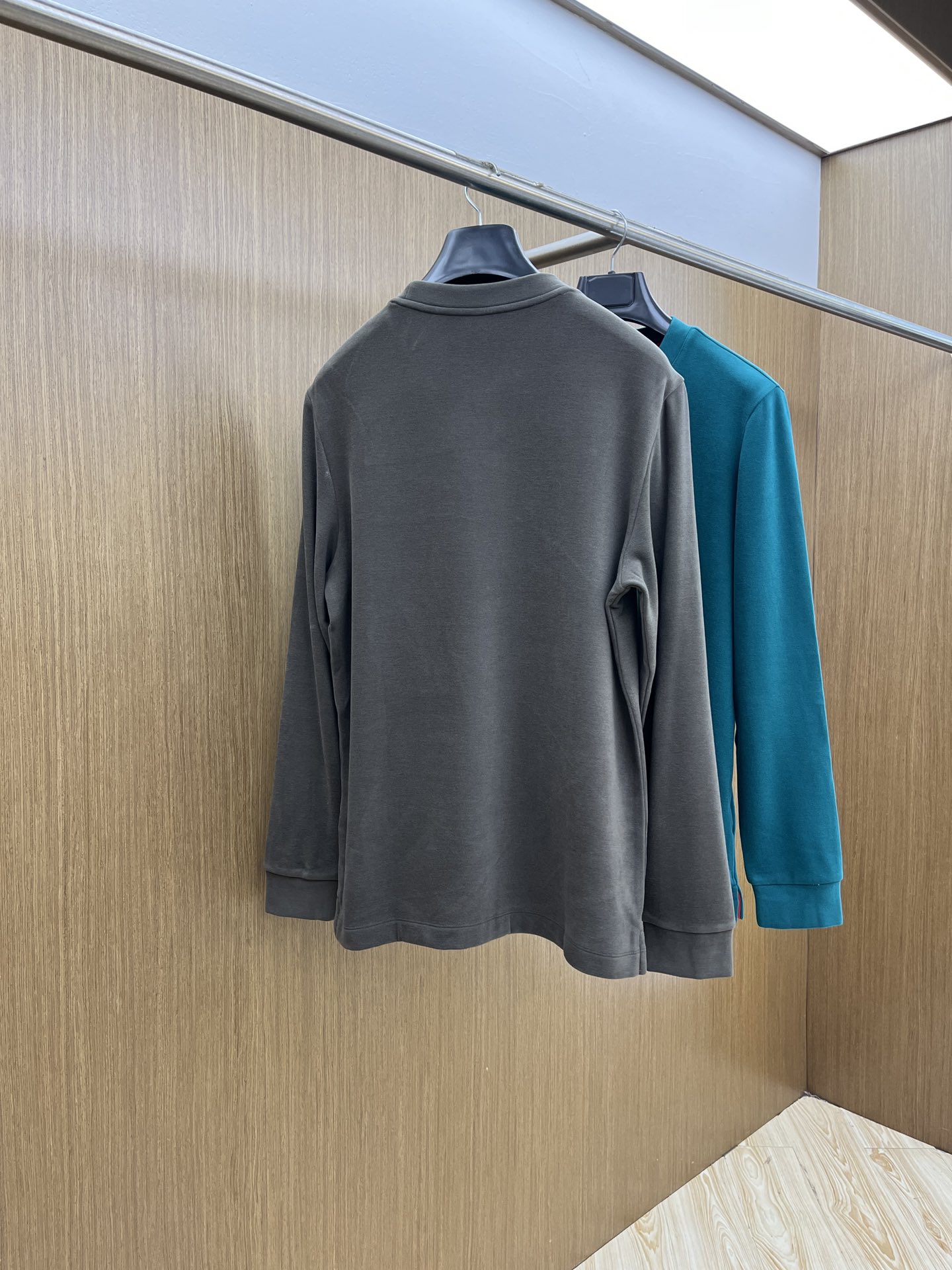 秋冬 kiton 🔥秋冬Kiton打底衫 面料选用暖姜天丝德绒 面料细腻柔软上身舒适 简约时尚 适配商务