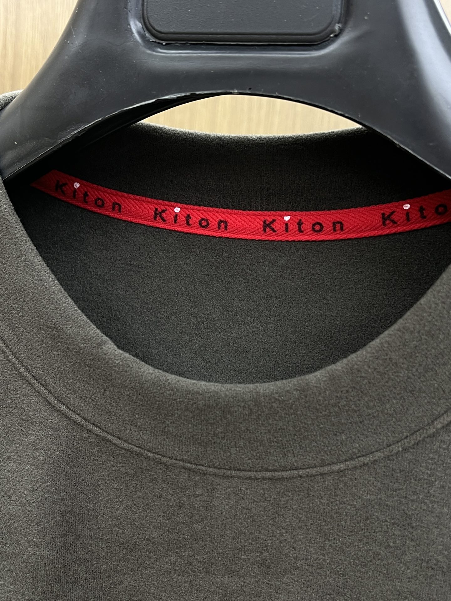 秋冬 kiton 🔥秋冬Kiton打底衫 面料选用暖姜天丝德绒 面料细腻柔软上身舒适 简约时尚 适配商务