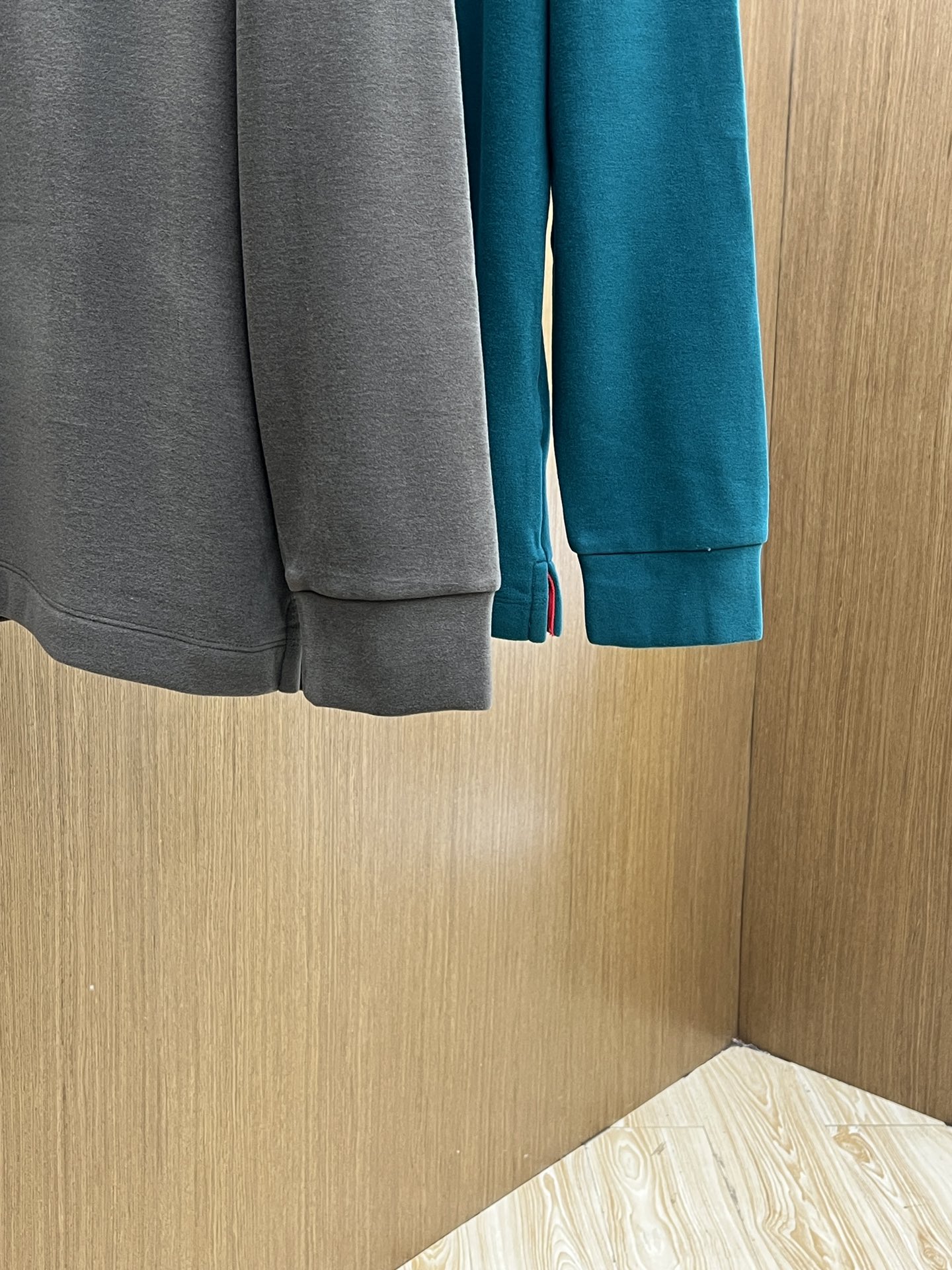 秋冬 kiton 🔥秋冬Kiton打底衫 面料选用暖姜天丝德绒 面料细腻柔软上身舒适 简约时尚 适配商务