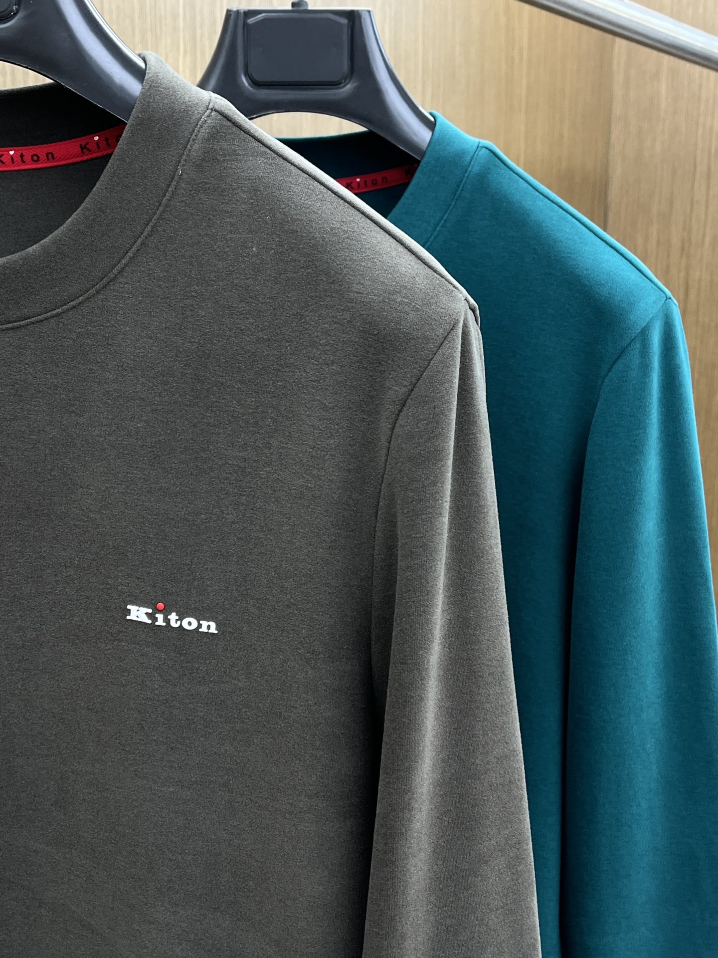 秋冬 kiton 🔥秋冬Kiton打底衫 面料选用暖姜天丝德绒 面料细腻柔软上身舒适 简约时尚 适配商务