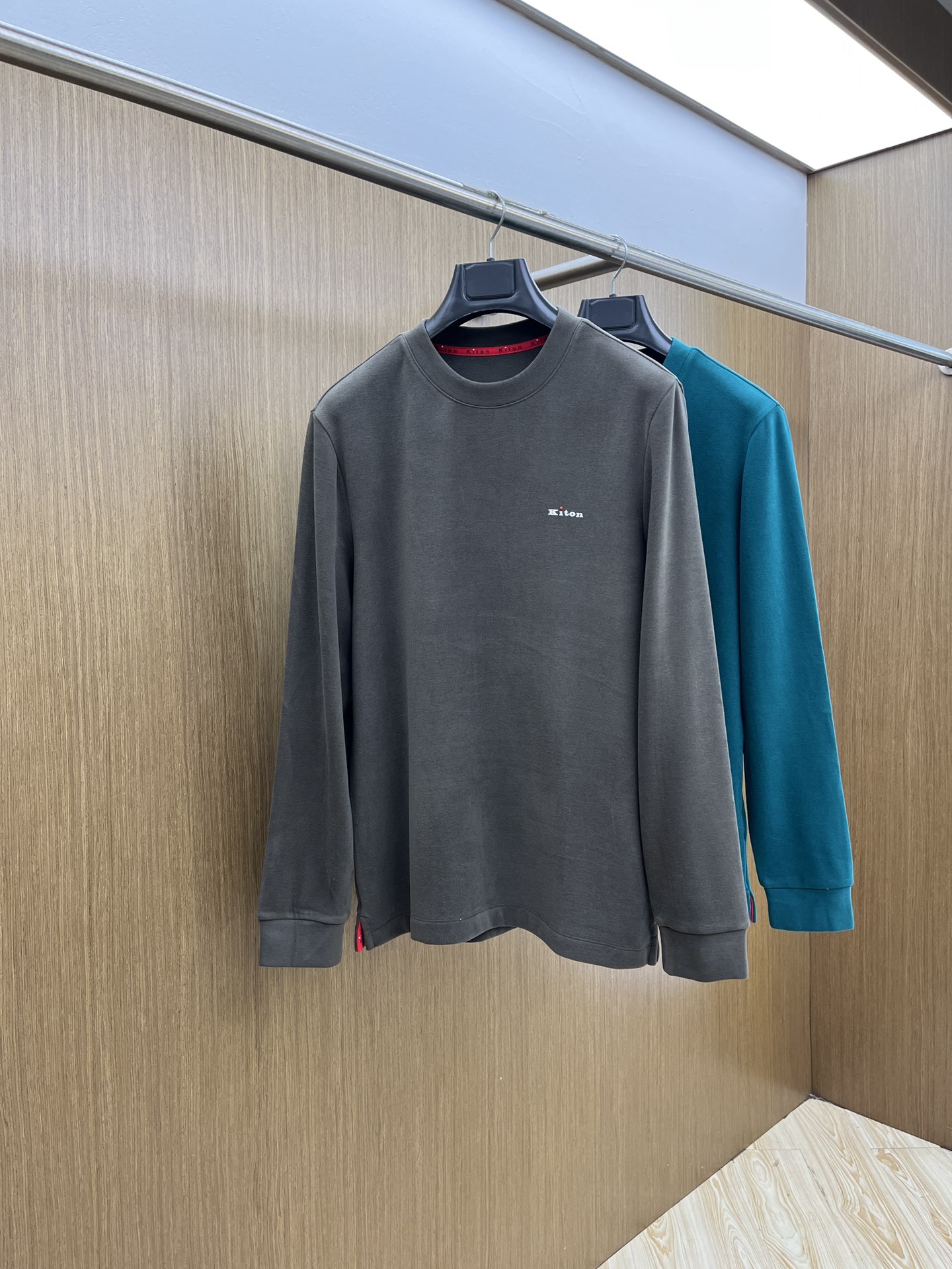 秋冬 kiton 🔥秋冬Kiton打底衫 面料选用暖姜天丝德绒 面料细腻柔软上身舒适 简约时尚 适配商务