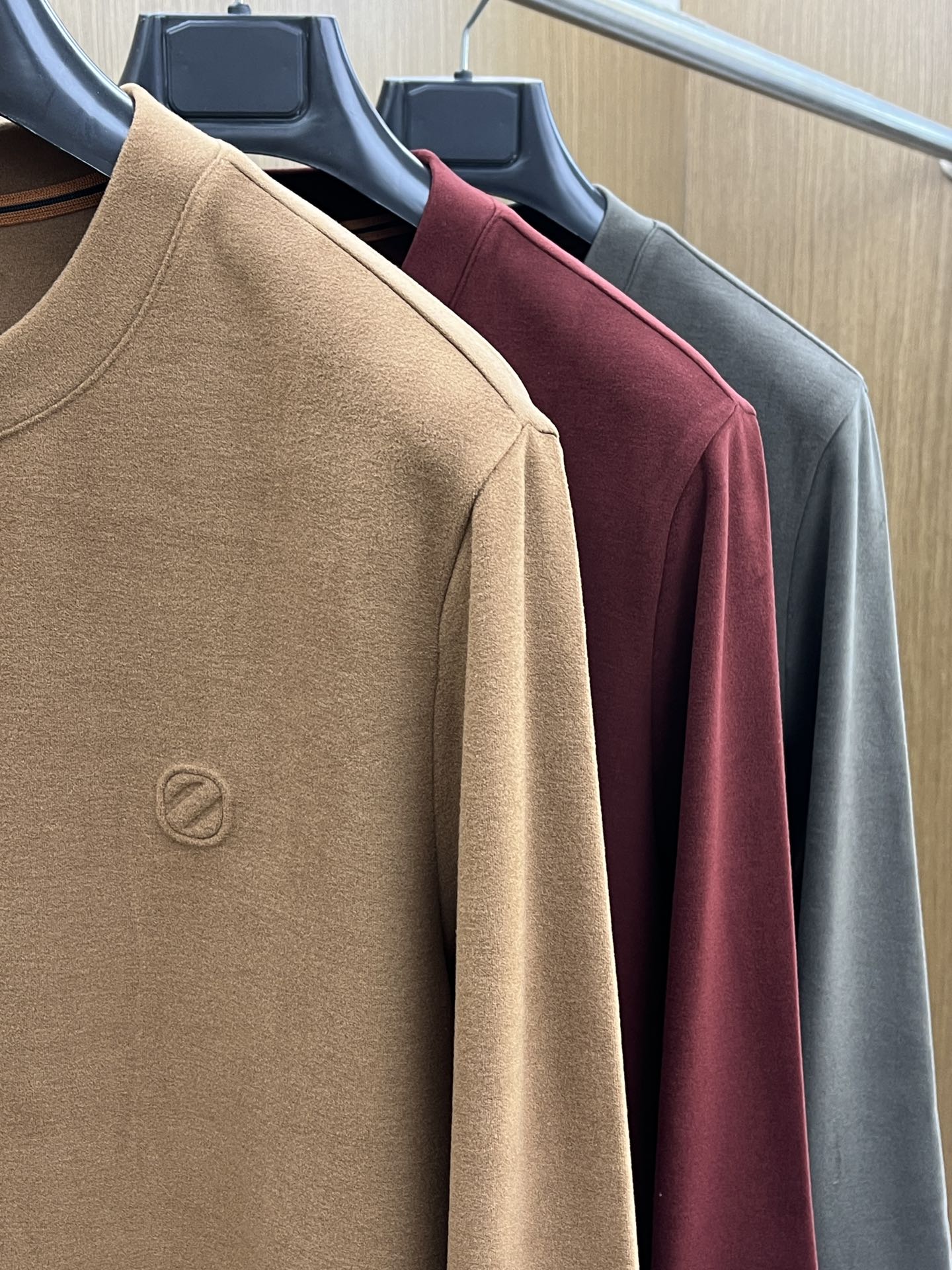 秋冬 ZZ 🔥秋冬Kiton打底衫 面料选用暖姜天丝德绒 面料细腻柔软上身舒适 简约时尚 适配商务、fj