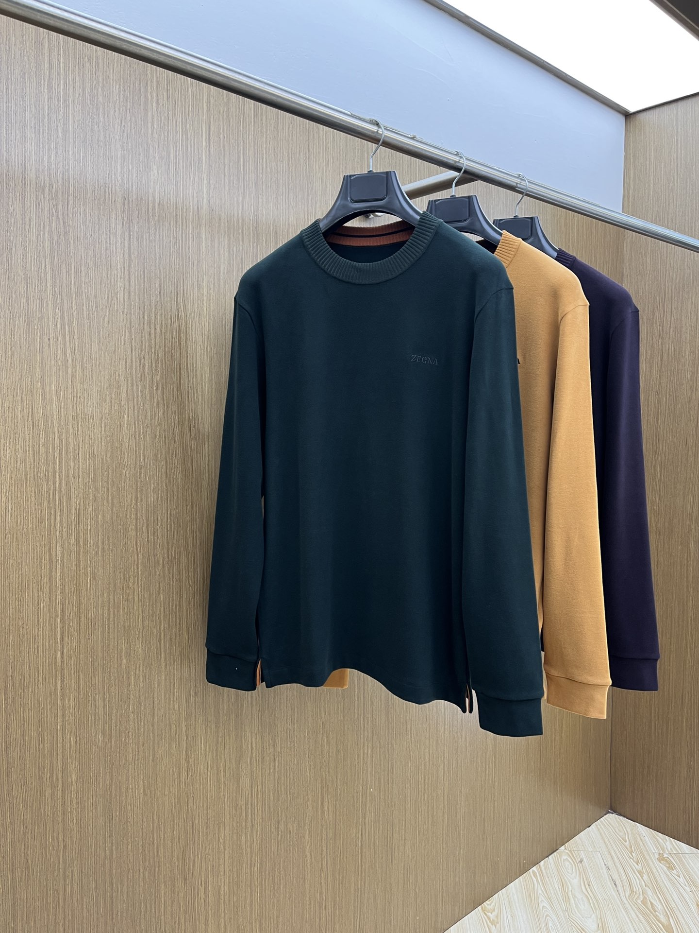 NO:509851,Autumn and Winter ZZ Autumn and Winter Kiton base shirt, the fabric is made of warm ginger velvet, the fabric is delicate, soft, comfortable on the upper body, simple and fashionable, suitable for business, fjj casual and other occasions, code number 48-56,,alexander wang19860909秋冬 ZZ 秋冬Kiton打底衫 面料选用暖姜天丝德绒 面料细腻柔软上身舒适 简约时尚 适配商务、fjj休闲等多种场合 码数48-56,,alexander wang,Men's clothing