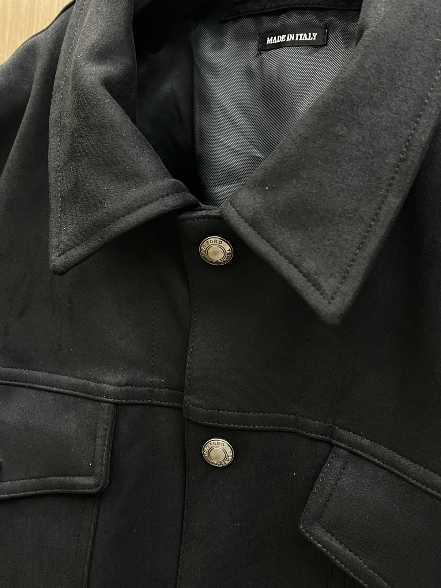 秋冬 TF 🔥SS男士新款口袋麂皮绒夹克外套，采用麂皮绒皮革精心制作，经典版型，凸显新意同时也能提升款式