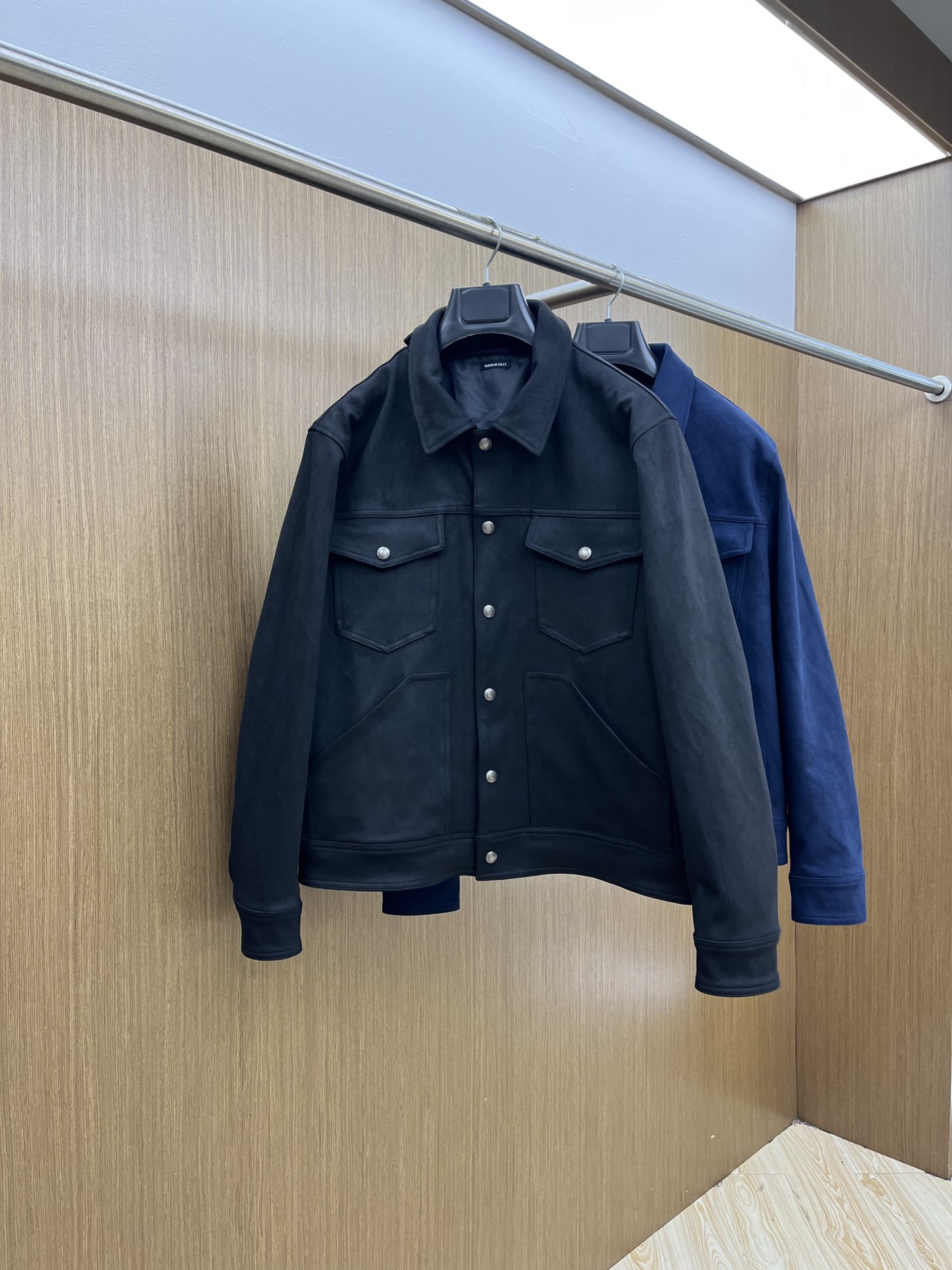 NO:508506,Autumn and winter TF SS men's new pocket suede jacket, carefully crafted with suede leather, the classic style highlights the novelty and can also enhance the fashion sense of the style, highlight the classic charm, and create a delicate look. The overall style is a relaxed and casual shirt jacket, lz customizes the same color inner lining, and develops the full quality Size M-XXL,,tom ford, jackets & coats, jackets & coats,shirts,chamois leather,alexander wang19860909秋冬 TF SS男士新款口袋麂皮绒夹克外套,采用麂皮绒皮革精心制作,经典版型,凸显新意同时也能提升款式的时尚感,彰显经典魅力,打造精致造型.整体是一件轻松随意、易于穿搭的衬衫式夹克,lz定制同色系内里,全品相开发 尺码M-XXL,,tom ford,jackets & coats,jackets & coats,shirts,chamois leather,alexander wang,Men's clothing