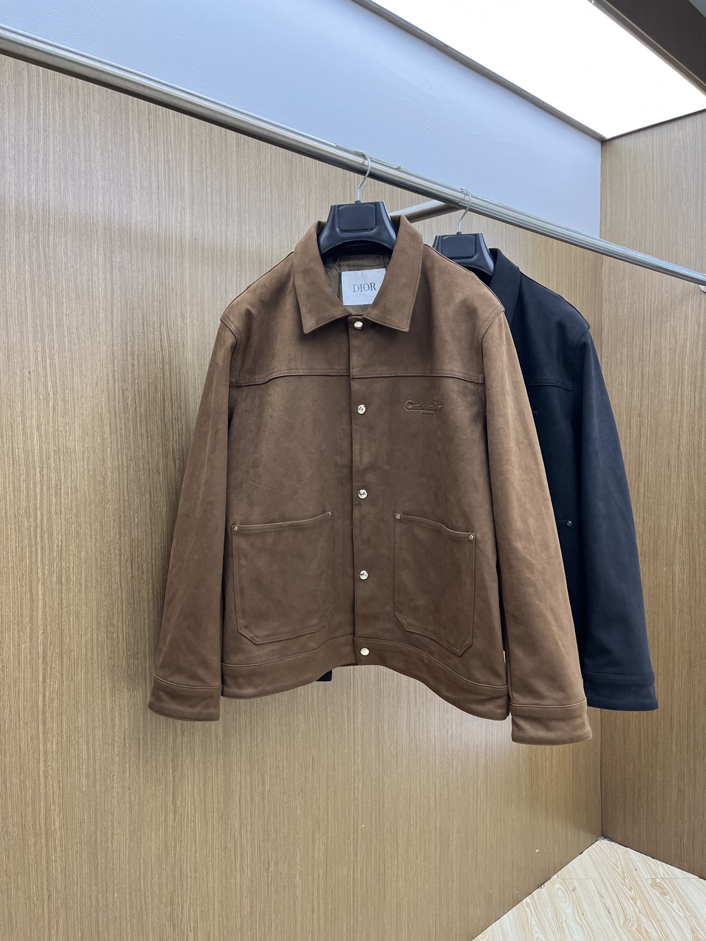 NO:508508,Autumn and Winter CDSS men's new pocket suede jacket, carefully crafted with suede leather, the classic style highlights the novelty and can also enhance the fashion sense of the style, highlight the classic charm, and create a delicate look. The overall style is a relaxed and casual shirt jacket, lz customizes the same color inner lining, and develops the full quality size M-XXL,, jackets & coats, jackets & coats,shirts,chamois leather,alexander wang19860909秋冬 CDSS男士新款口袋麂皮绒夹克外套,采用麂皮绒皮革精心制作,经典版型,凸显新意同时也能提升款式的时尚感,彰显经典魅力,打造精致造型.整体是一件轻松随意、易于穿搭的衬衫式夹克,lz定制同色系内里,全品相开发 尺码M-XXL,,jackets & coats,jackets & coats,shirts,chamois leather,alexander wang,Men's clothing