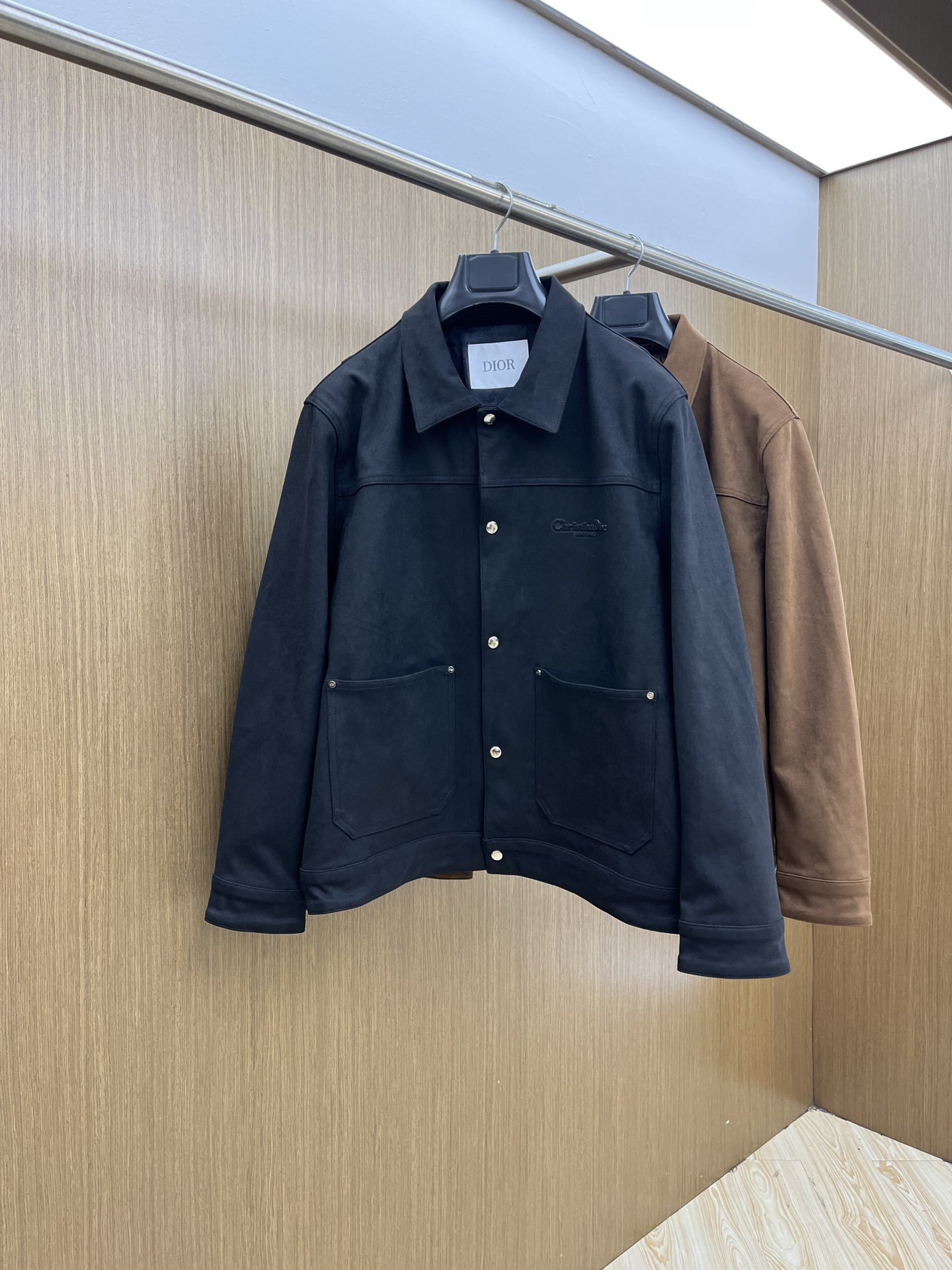 NO:508510,Autumn and Winter CD SS men's new pocket suede jacket, carefully crafted with suede leather, the classic style highlights the novelty and can also enhance the fashion sense of the style, highlight the classic charm, and create a delicate look. The overall style is a relaxed and casual shirt jacket, lz customizes the same color inner lining, and develops the full quality size M-XXL,, jackets & coats, jackets & coats,shirts,chamois leather,alexander wang19860909秋冬 CD SS男士新款口袋麂皮绒夹克外套,采用麂皮绒皮革精心制作,经典版型,凸显新意同时也能提升款式的时尚感,彰显经典魅力,打造精致造型.整体是一件轻松随意、易于穿搭的衬衫式夹克,lz定制同色系内里,全品相开发 尺码M-XXL,,jackets & coats,jackets & coats,shirts,chamois leather,alexander wang,Men's clothing