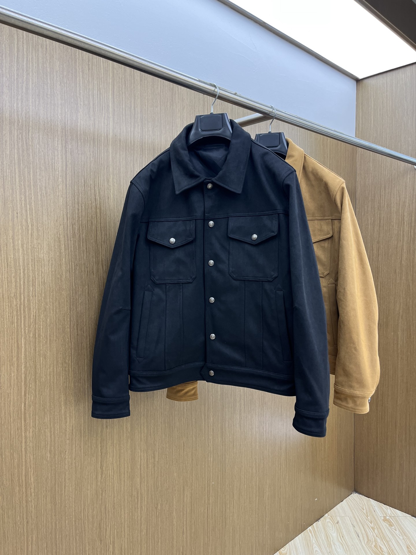 NO:508512,Autumn and winter TF SS men's new pocket suede jacket, carefully crafted with suede leather, the classic style highlights the novelty and can also enhance the fashion sense of the style, highlight the classic charm, and create a delicate look. The overall style is a relaxed and casual shirt jacket, lz customizes the same color inner lining, and develops the full quality size M-XXL,,tom ford, jackets & coats, jackets & coats,shirts,chamois leather,alexander wang19860909秋冬 TF SS男士新款口袋麂皮绒夹克外套,采用麂皮绒皮革精心制作,经典版型,凸显新意同时也能提升款式的时尚感,彰显经典魅力,打造精致造型.整体是一件轻松随意、易于穿搭的衬衫式夹克,lz定制同色系内里,全品相开发 尺码M-XXL,,tom ford,jackets & coats,jackets & coats,shirts,chamois leather,alexander wang,Men's clothing