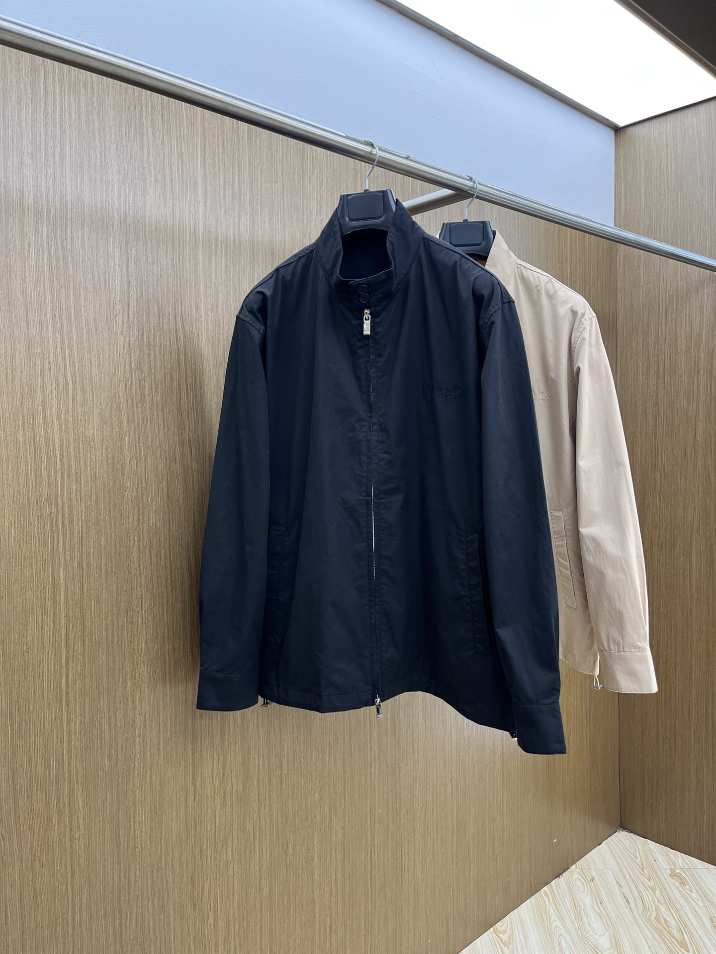 NO:508514,Autumn and Winter CD1955ss New Jacket Jacket This new design jacket reinterprets classic items. It is carefully crafted from cotton blend fabric, with a comfortable fit, with patch pockets on the chest and zippered closures. The style is fashionable, lz can be easily matched to create a casual look Size M-XXL,, jackets & coats, jackets & coats, alexander wang19860909秋冬 CD1955ss新款夹克外套 这款全新设计的夹克外套重新诠释了经典单品.采用棉质混纺织物精心制作,舒适版型,胸前饰以贴袋,搭配拉链开合.款式时尚,lz可轻松搭配,打造休闲造型 尺码M-XXL,,jackets & coats,jackets & coats,alexander wang,Men's clothing