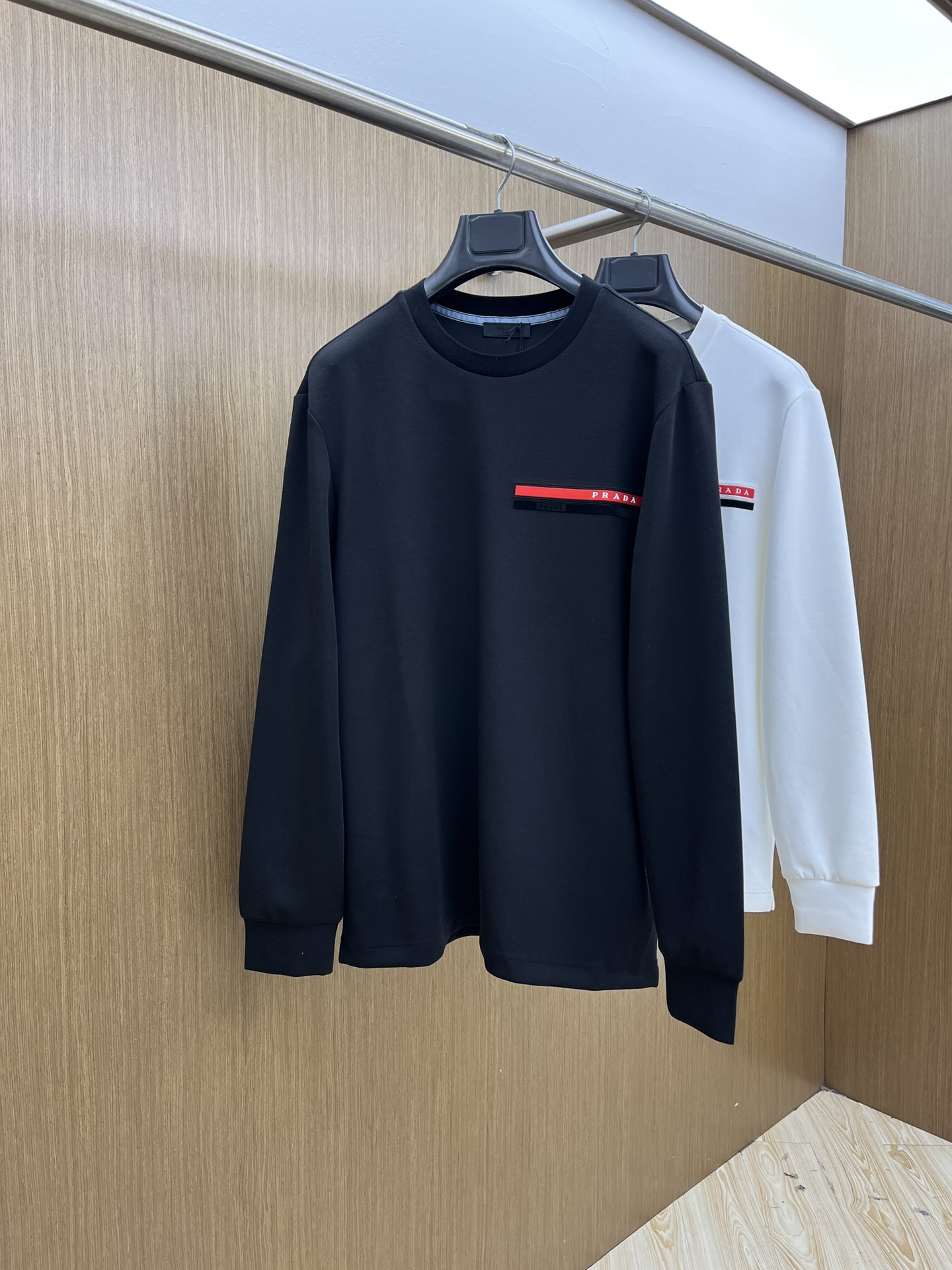 NO:509854,Autumn and Winter PD SS exclusively provides the latest fashionable spring and autumn long sleeves. A classic jacket with a sense of design and appearance, and the quality is even more unscrupulous. You can buy it directly. You can't get it wrong! Through the detailed pictures, you can feel its powerful aura, and the warm-concentration effect is significant, so you don’t have to worry about the chill at all! It has both fashion and functionality, and the entire fjj style looks more luxurious and elegant! Size M-3XL, Jackets & coats,alexander wang19860909秋冬 PD SS独家专供最新时尚春秋长袖 经典设计感与颜值爆棚的外套,品质更是无法挑剔品控可以直接入手,不容过错的高端臻品！通过细节图片便可感受到它强悍的气场,聚温保暖效果显著,完全不用担心会有一点寒意！时尚与功能性兼备,fjj整款显得更加的奢华大气！ 尺码M-3XL,,jackets & coats,alexander wang,Men's clothing