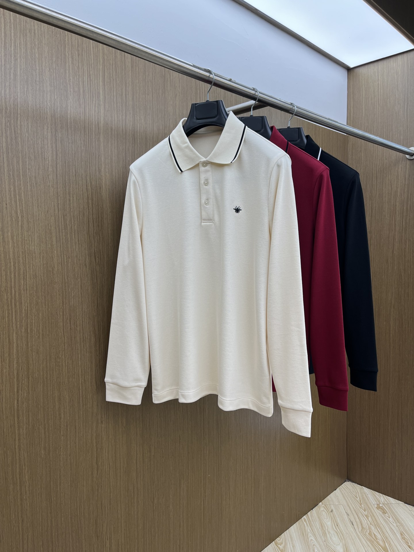 NO:516480,Autumn and Winter CD Autumn and Winter DIOR classic bee long sleeves. Used beaded flooring cotton. The fabric is delicate, soft and comfortable on the upper body. Simple and fashionable. Suitable for business, fjj casual and other occasions. Number of codes 48-56,,dior,alexander wang19860909秋冬 CD 秋冬DIOR经典小蜜蜂长袖 选用拉毛珠地棉 面料细腻柔软上身舒适 简约时尚 适配商务、fjj休闲等多种场合 码数48-56,,dior,alexander wang,Men's clothing