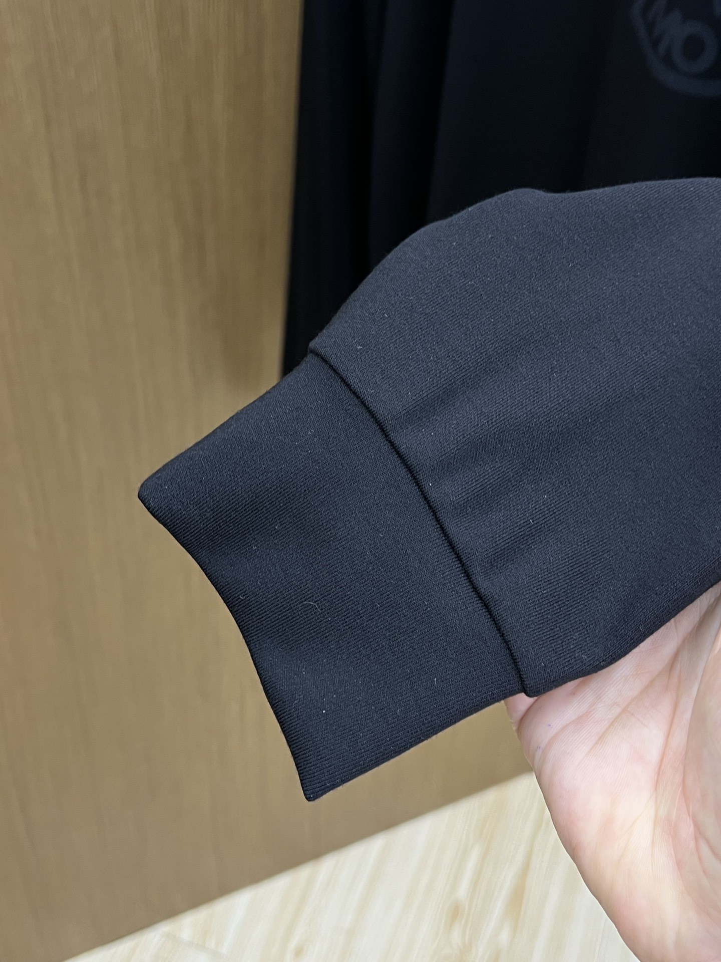 秋冬 Mon 🔥秋冬官网新款圆领长袖 选用拉毛珠地棉 面料细腻柔软上身舒适 简约时尚 适配商务、fjj休