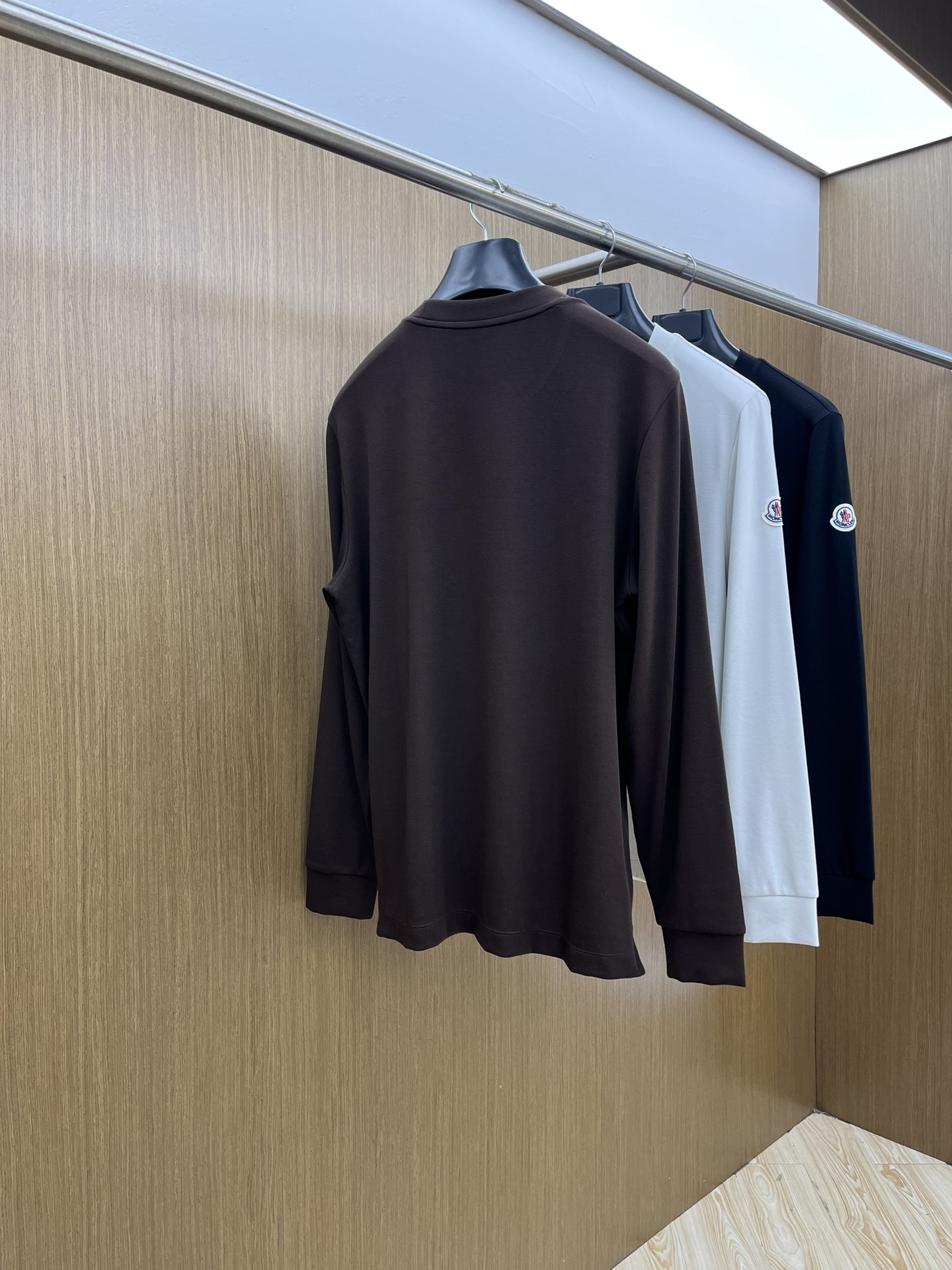 秋冬 Mon 🔥秋冬官网新款圆领长袖 选用拉毛珠地棉 面料细腻柔软上身舒适 简约时尚 适配商务、fjj休