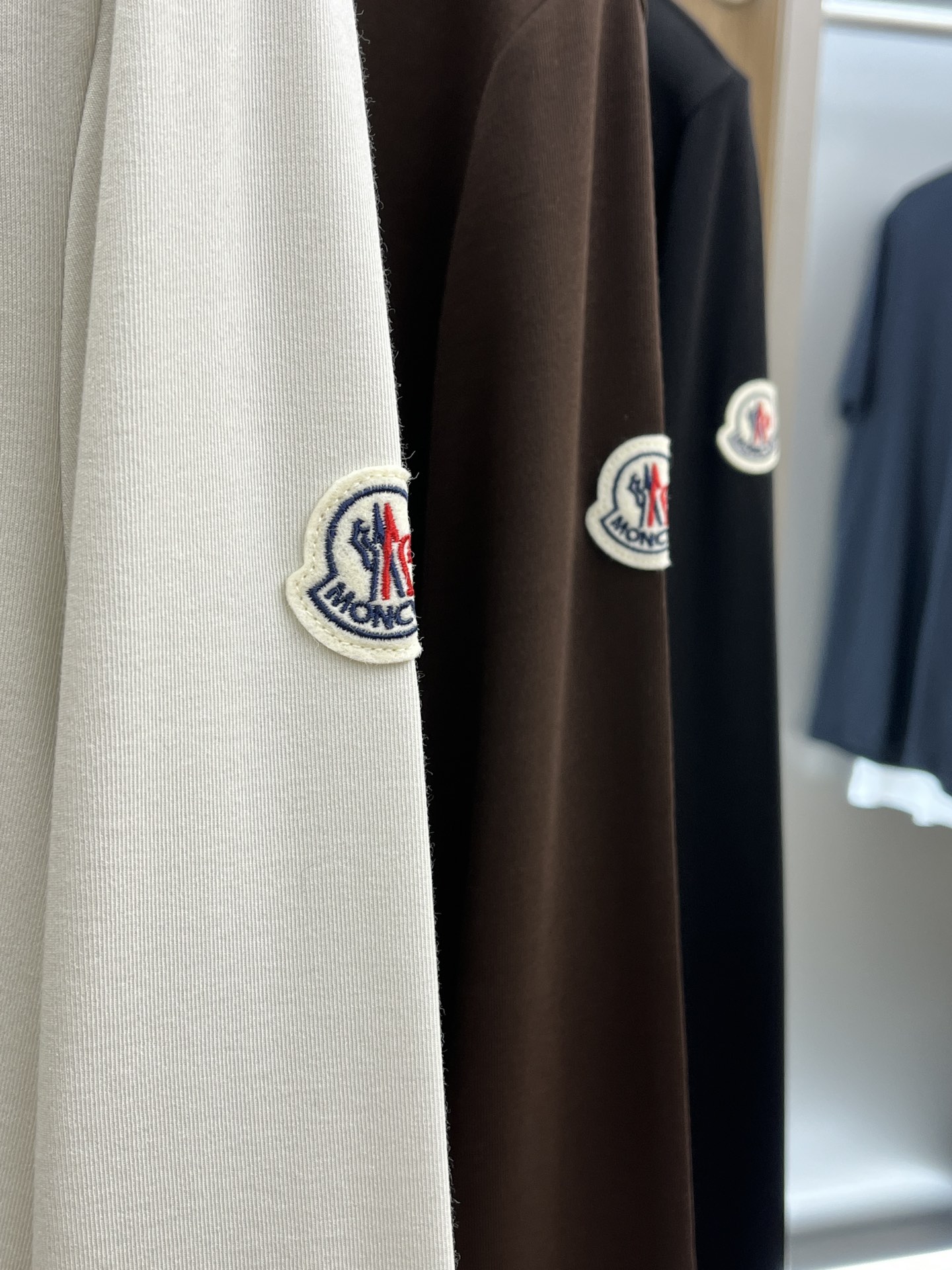 秋冬 Mon 🔥秋冬官网新款圆领长袖 选用拉毛珠地棉 面料细腻柔软上身舒适 简约时尚 适配商务、fjj休