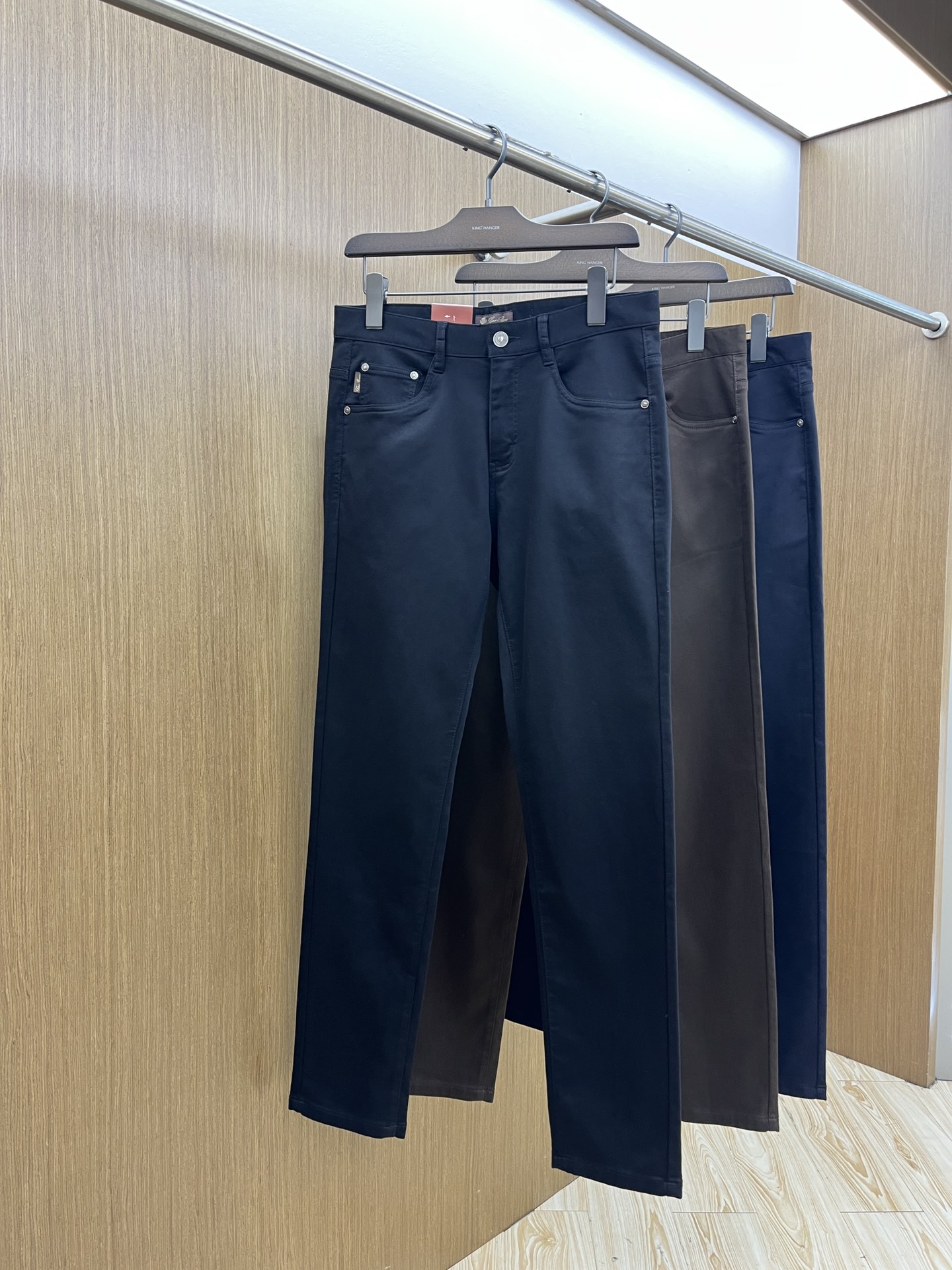 秋冬 lP🆕🔥🔥ss秋冬新品，官网同步有售，男士高端商务休闲西裤，高端进口面料，带弹力，后面采用硅胶字母