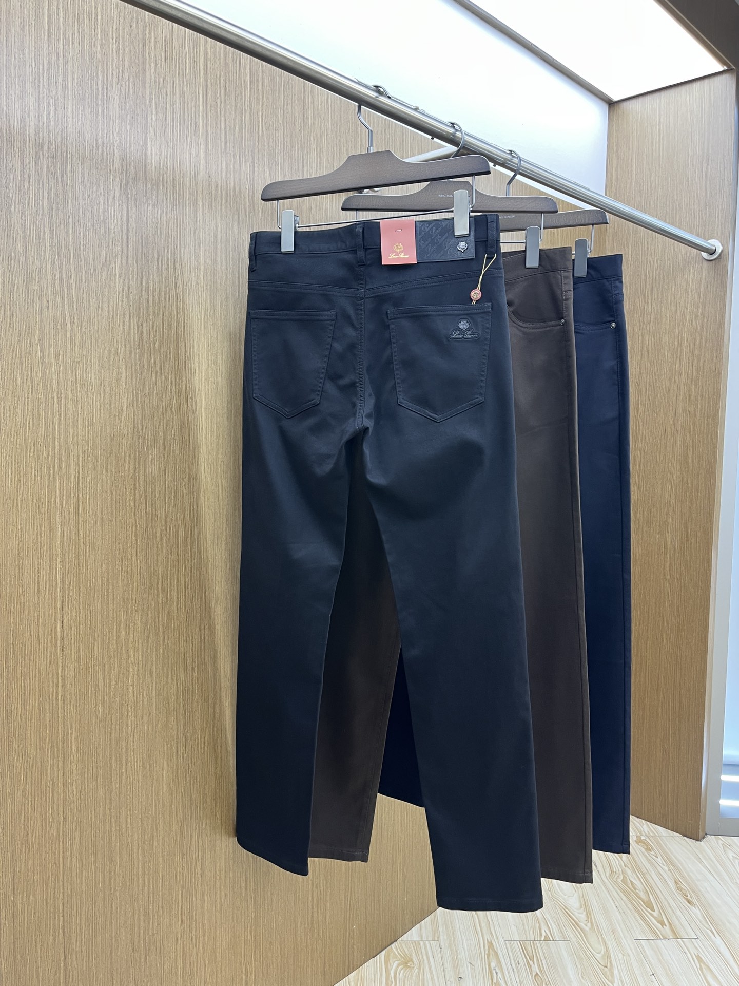 秋冬 lP🆕🔥🔥ss秋冬新品，官网同步有售，男士高端商务休闲西裤，高端进口面料，带弹力，后面采用硅胶字母