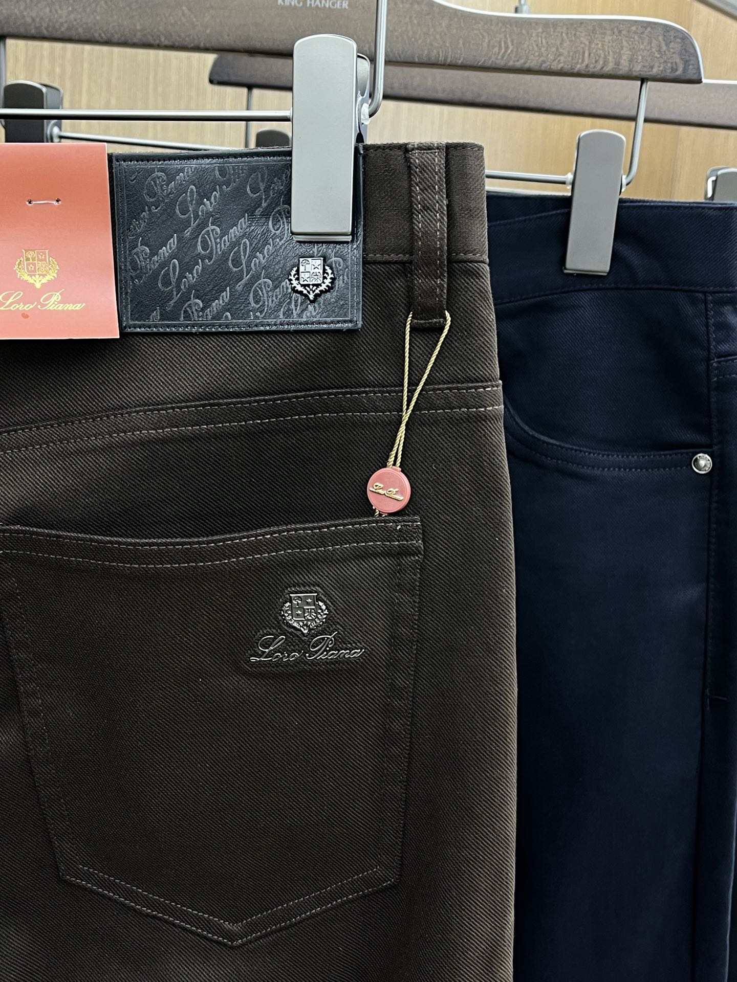 秋冬 lP🆕🔥🔥ss秋冬新品，官网同步有售，男士高端商务休闲西裤，高端进口面料，带弹力，后面采用硅胶字母