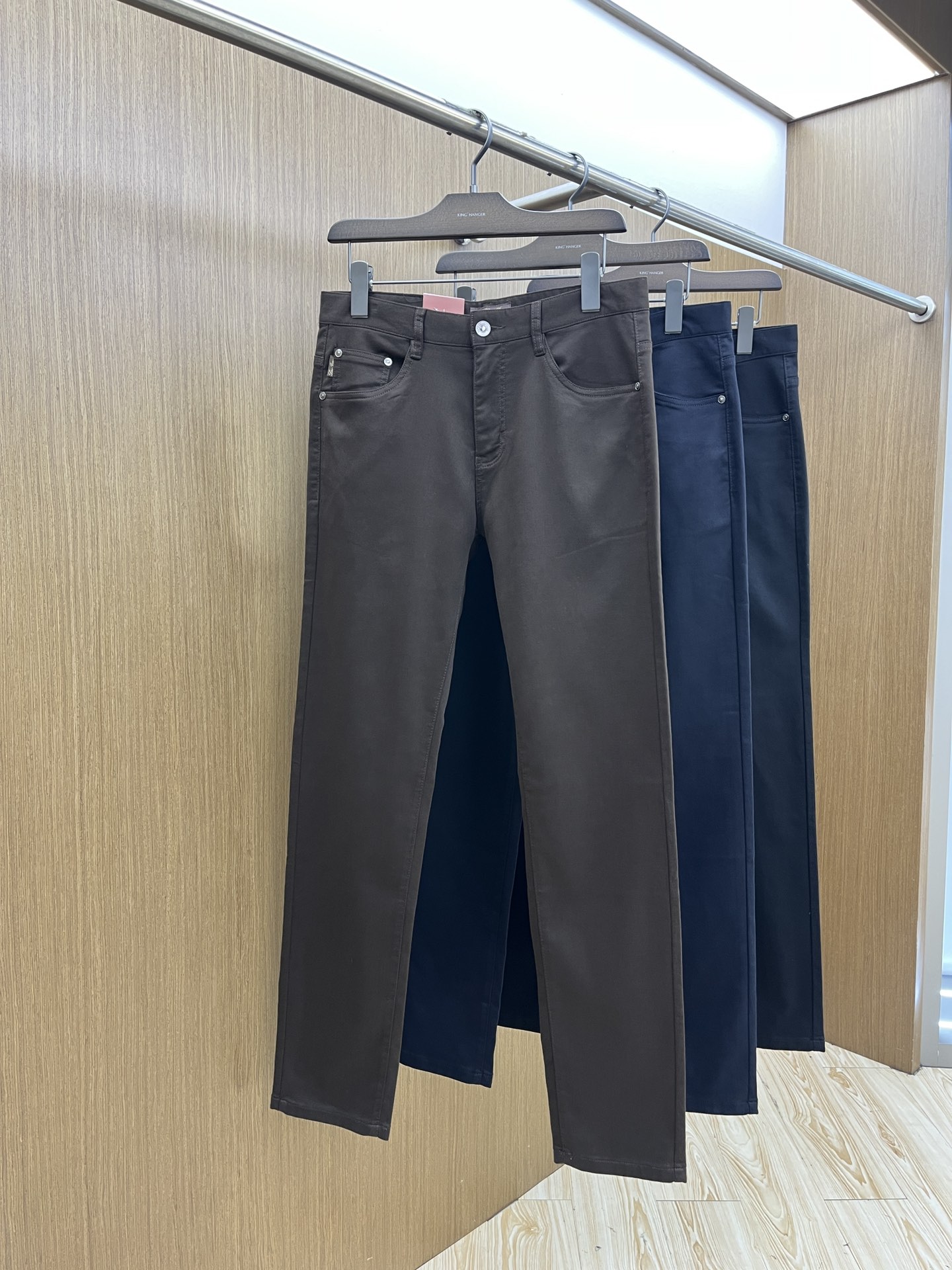 秋冬 lP🆕🔥🔥ss秋冬新品，官网同步有售，男士高端商务休闲西裤，高端进口面料，带弹力，后面采用硅胶字母