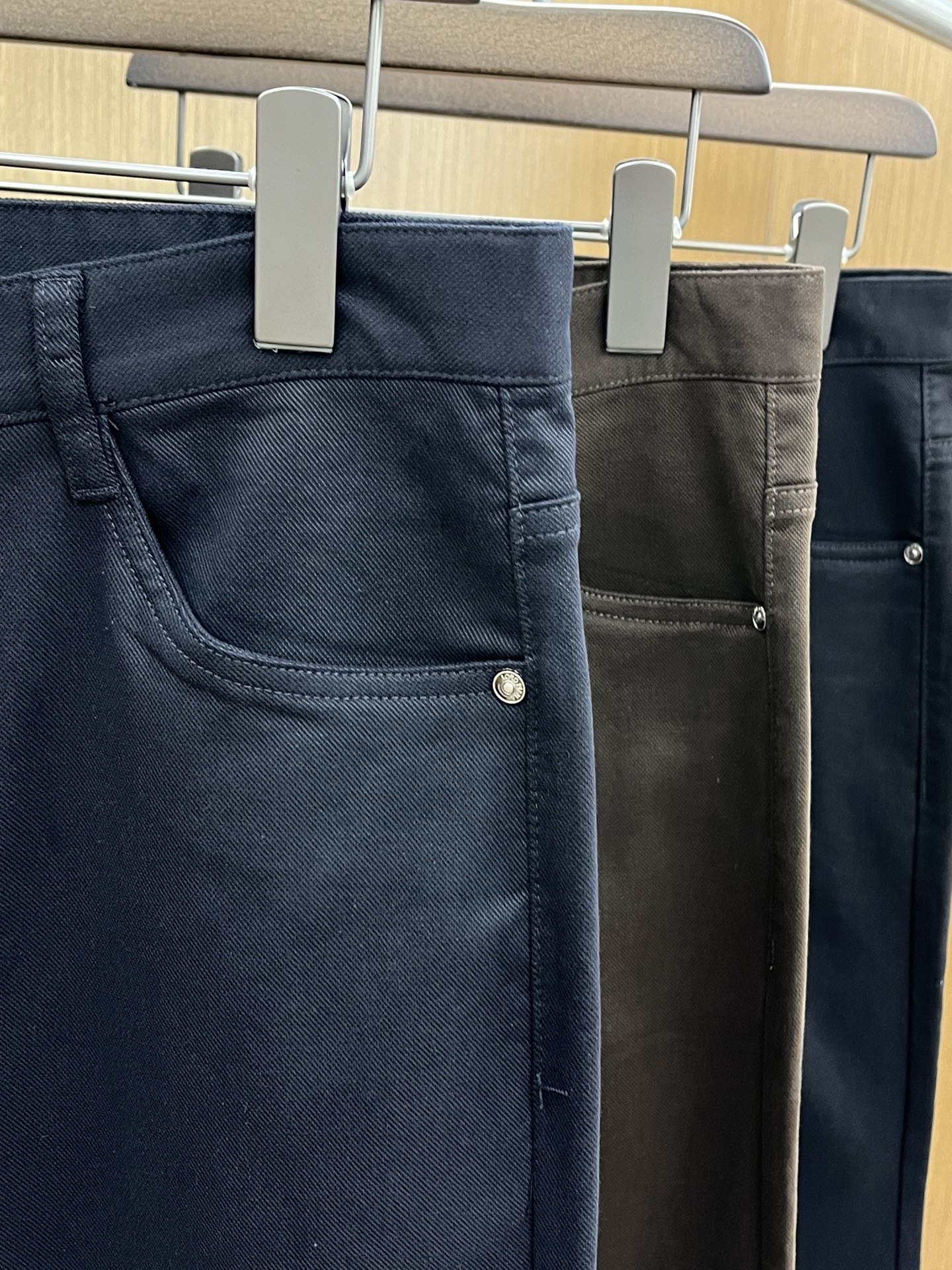 秋冬 lP🆕🔥🔥ss秋冬新品，官网同步有售，男士高端商务休闲西裤，高端进口面料，带弹力，后面采用硅胶字母