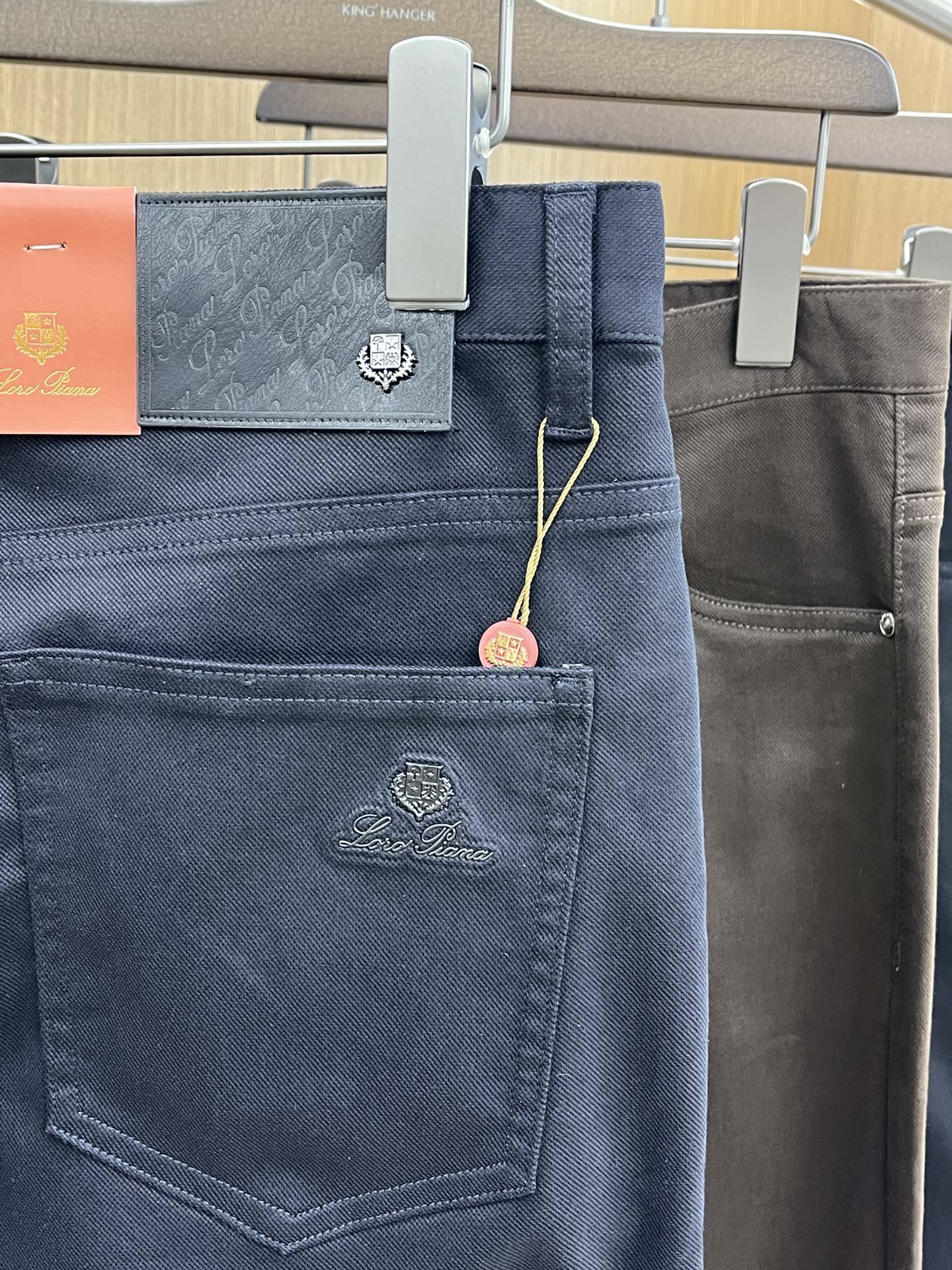 秋冬 lP🆕🔥🔥ss秋冬新品，官网同步有售，男士高端商务休闲西裤，高端进口面料，带弹力，后面采用硅胶字母