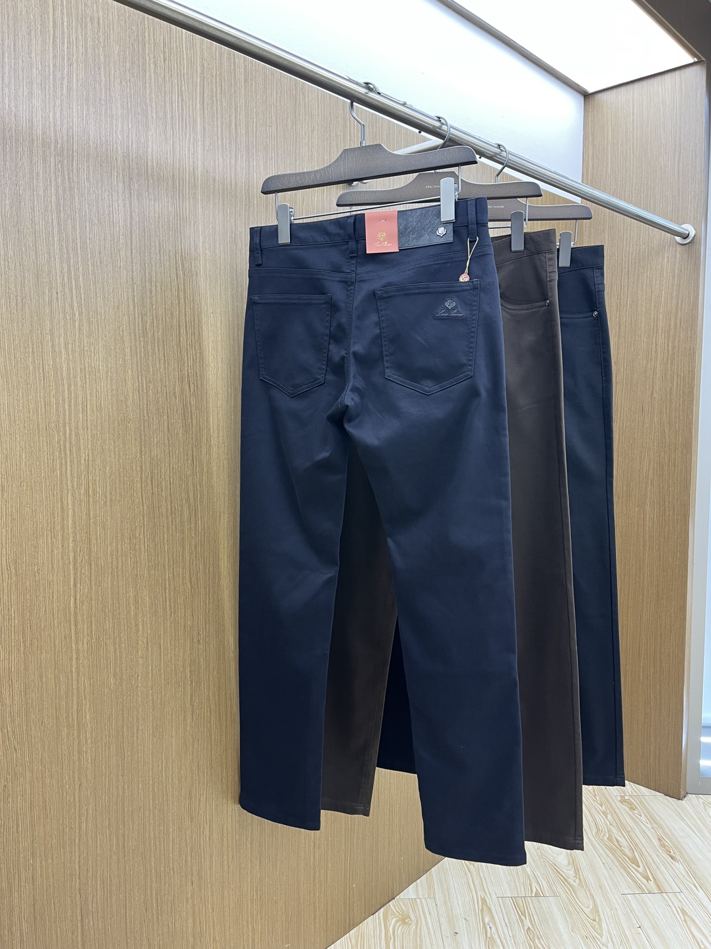 秋冬 lP🆕🔥🔥ss秋冬新品，官网同步有售，男士高端商务休闲西裤，高端进口面料，带弹力，后面采用硅胶字母