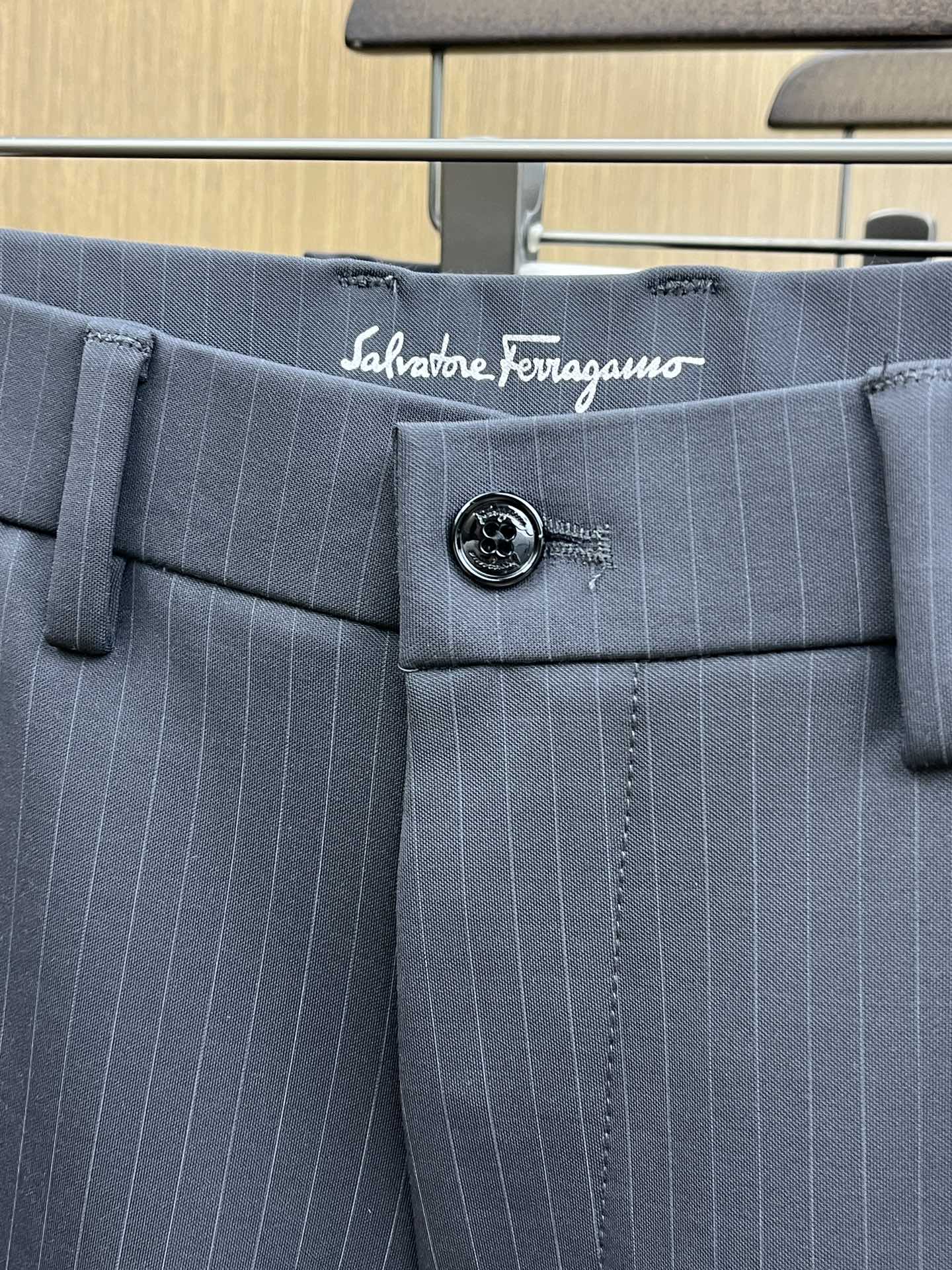 秋冬 FG🔥🔥ss秋冬新品，官网同步有售，男士高端商务休闲西裤，高端进口面料，带弹力，后面采用硅胶字母压