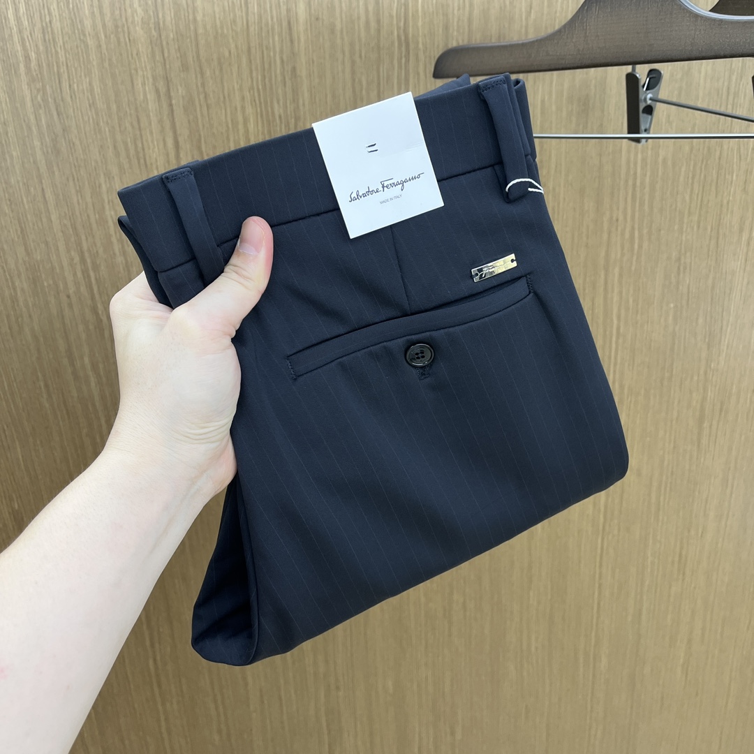 NO:521335,Autumn and Winter FG1955ss autumn and winter new products, available on the official website simultaneously, men's high-end business casual trousers, high-end imported fabric, with elasticity, silicone letter pressing on the back, five combinations, namely classic and fashionable, combined tailor, unrestrained upper body effect, comfortable and breathable fax number 30-3837,,alexander wang19860909秋冬 FG1955ss秋冬新品,官网同步有售,男士高端商务休闲西裤,高端进口面料,带弹力,后面采用硅胶字母压胶,五搭配,即经典又时尚,合体裁缝,上身效果无约束感 ,舒适透气fax 码数30-3837,,alexander wang,Men's clothing