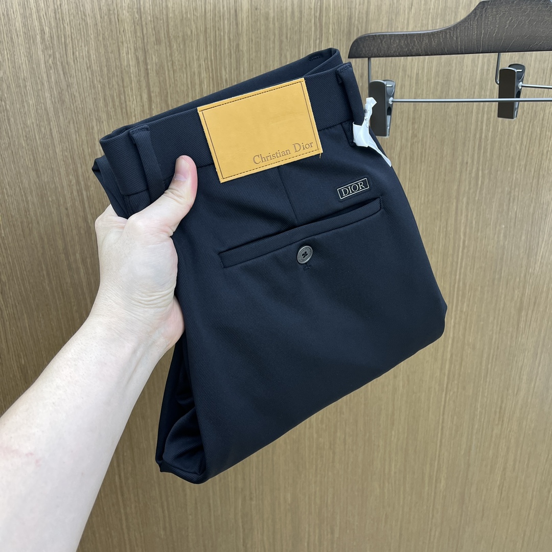 NO:486438,Autumn and Winter CD 1955ss Autumn and Winter new products, available simultaneously on the official website, men's high-end business casual trousers, high-end imported fabric, with elasticity, silicone letter pressing on the back, five combinations, namely classic and fashionable, combined tailor, unrestrained upper body effect, comfortable and breathable fax number 30-3837,,alexander wang19860909秋冬 CD 1955ss秋冬新品,官网同步有售,男士高端商务休闲西裤,高端进口面料,带弹力,后面采用硅胶字母压胶,五搭配,即经典又时尚,合体裁缝,上身效果无约束感 ,舒适透气fax 码数30-3837,,alexander wang,Men's clothing