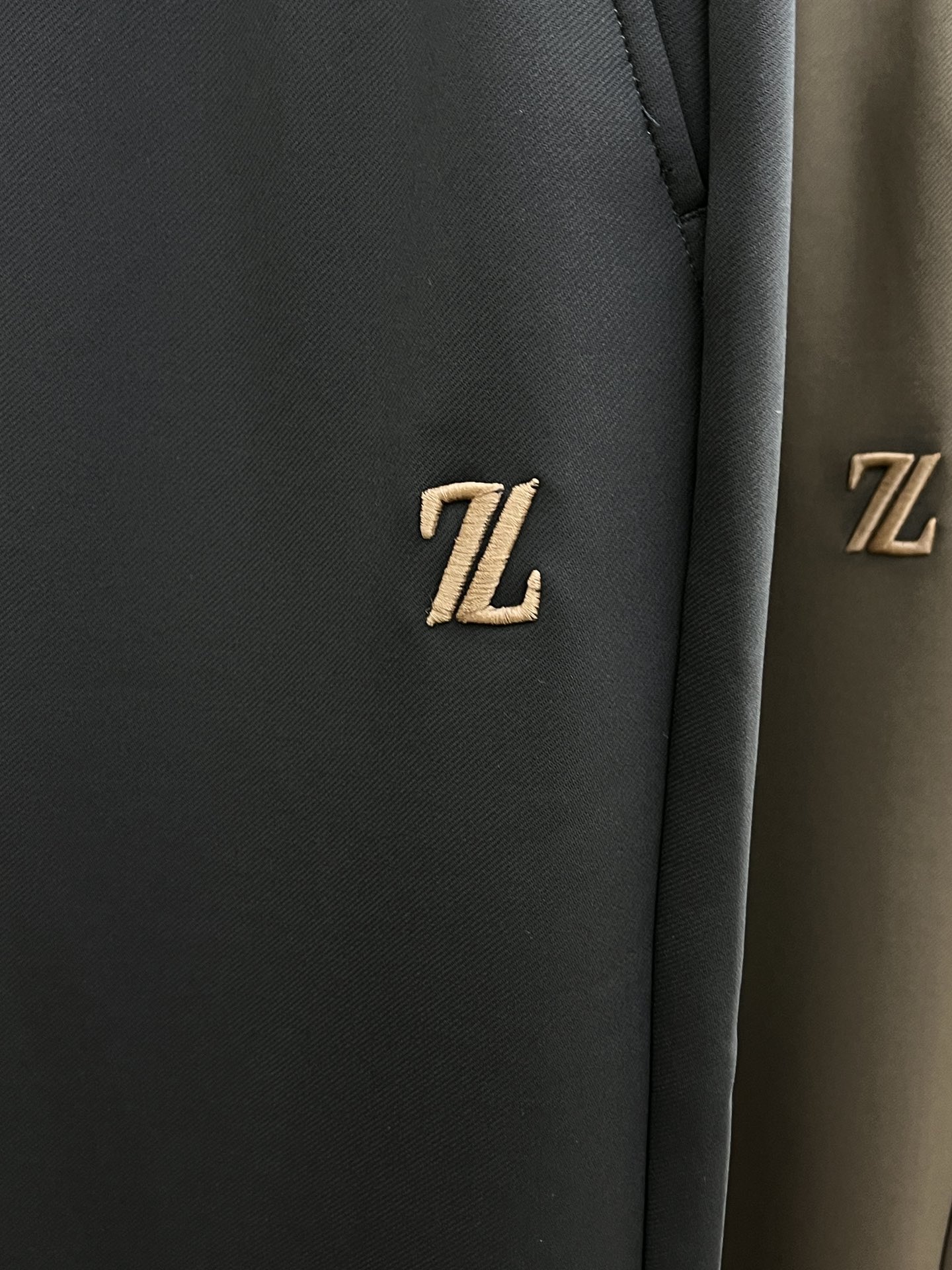 秋冬 ZZ 🔥🔥ss秋冬新品，官网同步有售，男士高端商务休闲西裤，高端进口面料，带弹力，后面采用硅胶字母