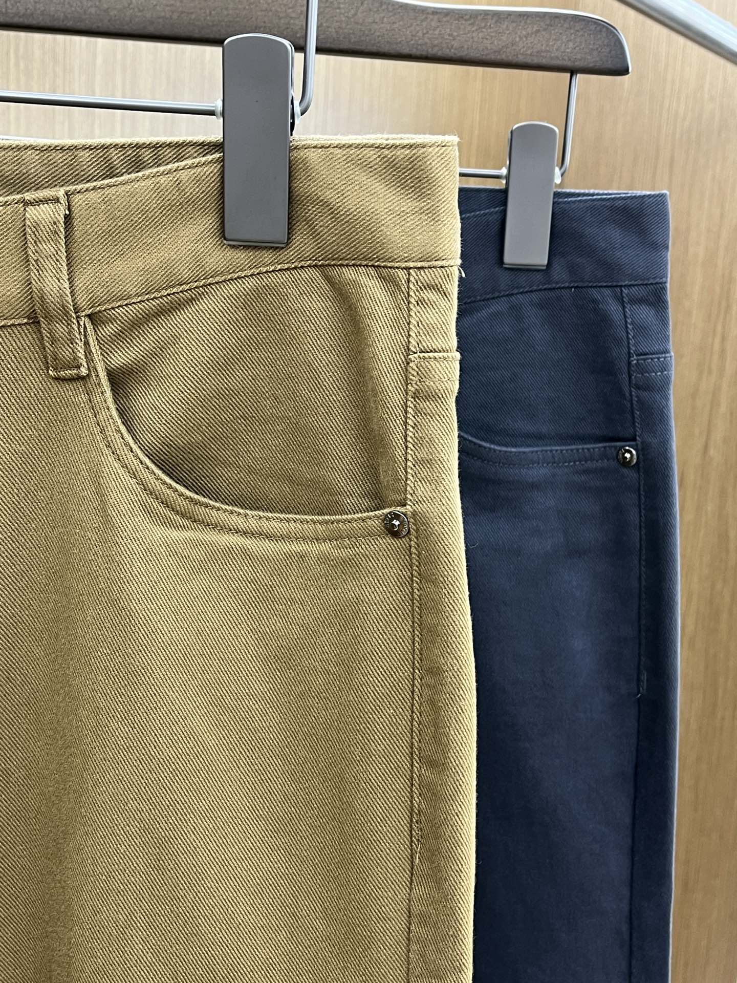 秋冬 ZZ 🔥🔥ss秋冬新品，官网同步有售，男士高端商务休闲西裤，高端进口面料，带弹力，后面采用硅胶字母