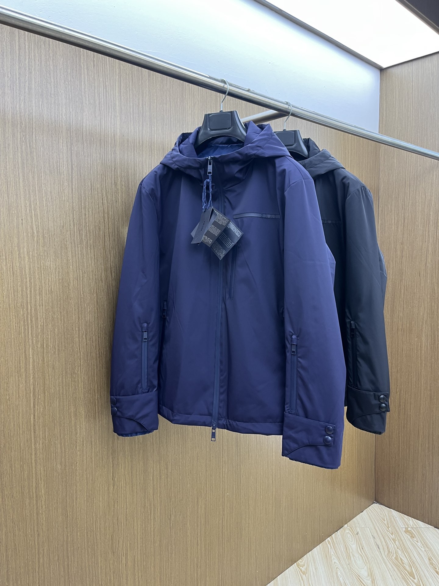 NO:516469,Autumn and Winter PD Autumn and Winter PRADA outdoor hooded cotton clothing Fabric windproof and warm Customized hardware Full of details FJJ upper body comfortable and stylish Size number 48-56, Prada,hats,alexander wang19860909秋冬 PD 秋冬PRADA户外连帽棉服 面料防风保暖 定制五金 细节满满 fjj上身舒适且立挺有型 码数48-56,,prada,hats,alexander wang,Men's clothing