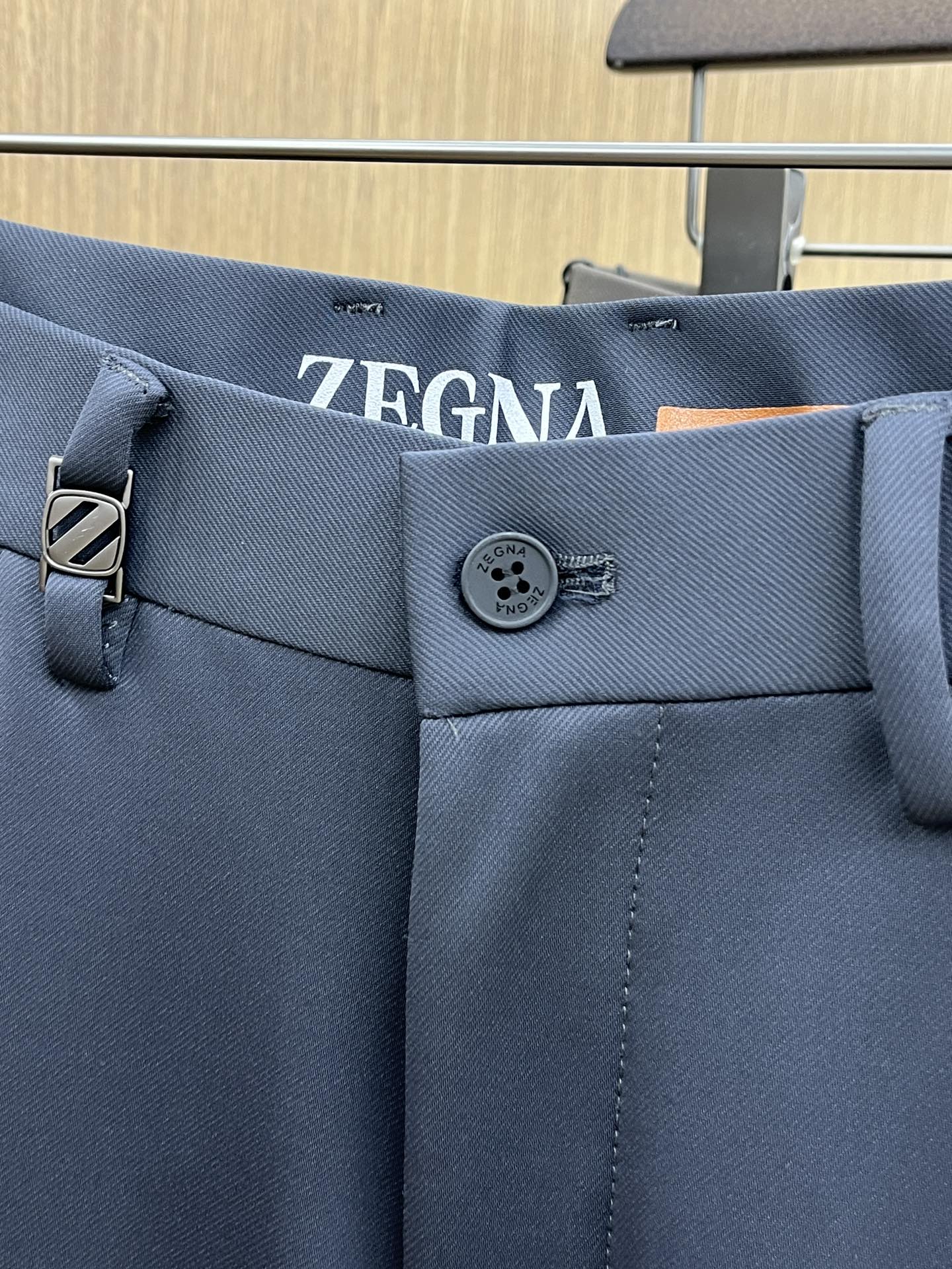 秋冬 ZZ 🔥🔥ss秋冬新品，官网同步有售，男士高端商务休闲西裤，高端进口面料，带弹力，后面采用硅胶字母