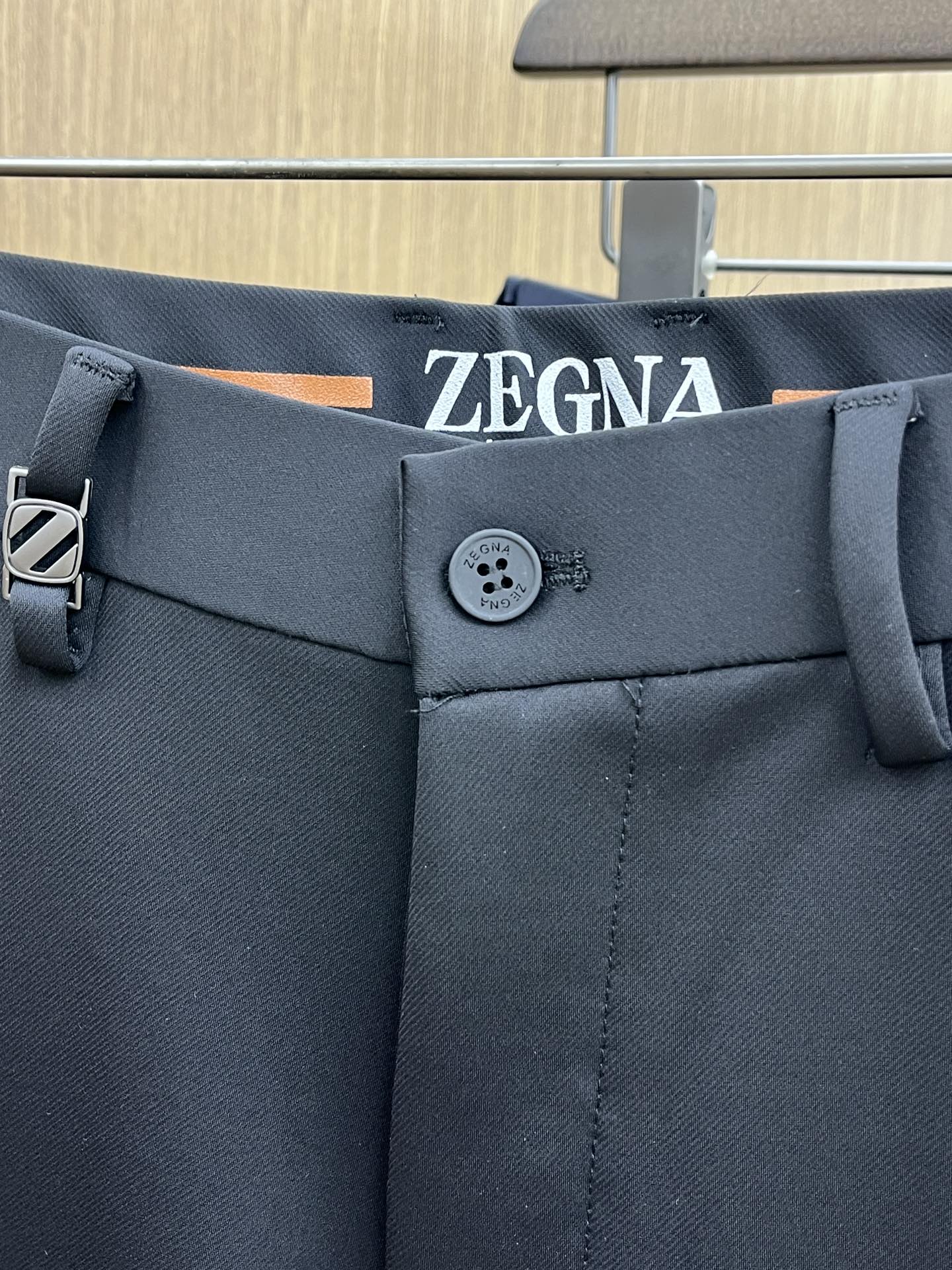 秋冬 ZZ 🔥🔥ss秋冬新品，官网同步有售，男士高端商务休闲西裤，高端进口面料，带弹力，后面采用硅胶字母